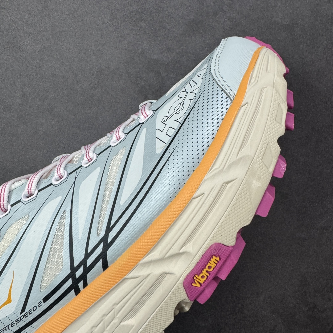 图片[5]-【福利跑量版】HOKA ONE ONE Mafate Speed 2 Low 玛法特2代系列低帮轻量户外越野休闲运动慢跑鞋 HOKA ONE ONE 最近推出了一个胶囊系列 Origin Story 这个系列里的 Mafate Speed 2 可以说让我日思夜想有一阵子了 最近终于拔草 让我来分享一下这双也是上脚赞到爆的越野跑鞋吧 以阿尔卑斯山脉作为主题将亮黄色与蓝色调覆盖在这经典轮廓之上 配色的呈现效果相当亮眼 以至于很多人买这个配色是用来日常搭配的 鞋面采用超轻的无缝架构 轻薄的TPU贴在透气的鞋面材料上 减轻重量同时也保证了支撑性 鞋底则采用滚动平衡技术 引导跑者回归自然步态 祖传的神奇EVA材质中底依旧是一如既往地表现优秀 能提供充足的缓震 作为HOKA家的越野跑鞋 VIBRAM 橡胶大底也是必不可少的 即便在复杂湿滑的地形 依旧能有良好的抓地力及稳定性 鞋带采用了弹性不易松脱的扁宽弹性鞋带 前掌与中掌部分也进行了加宽 也更加适合亚洲人的脚型 是一款十分全面且足够强悍的户外硬核越野鞋 而这双极其亮眼的越野跑鞋恰好又是在江山一百中参赛的UTMB冠军 Ludovic POMMERET 夺冠时穿着的战靴 这就让它变得更加有吸引力了 用来日常搭配的话短裤是基本不挑 长裤我个人推荐阔腿裤 工装裤以及各种长筒牛仔裤都可以 尺码：36 36.5 37.5 38 38.5 39 40 40.5 41 42 42.5 43 44 44.5 45-选品中心