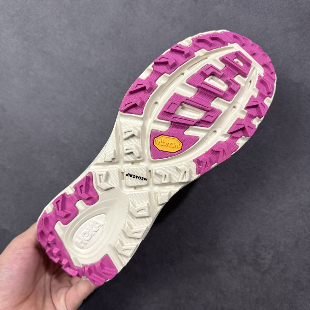图片[9]-【福利跑量版】HOKA ONE ONE Mafate Speed 2 Low 玛法特2代系列低帮轻量户外越野休闲运动慢跑鞋 HOKA ONE ONE 最近推出了一个胶囊系列 Origin Story 这个系列里的 Mafate Speed 2 可以说让我日思夜想有一阵子了 最近终于拔草 让我来分享一下这双也是上脚赞到爆的越野跑鞋吧 以阿尔卑斯山脉作为主题将亮黄色与蓝色调覆盖在这经典轮廓之上 配色的呈现效果相当亮眼 以至于很多人买这个配色是用来日常搭配的 鞋面采用超轻的无缝架构 轻薄的TPU贴在透气的鞋面材料上 减轻重量同时也保证了支撑性 鞋底则采用滚动平衡技术 引导跑者回归自然步态 祖传的神奇EVA材质中底依旧是一如既往地表现优秀 能提供充足的缓震 作为HOKA家的越野跑鞋 VIBRAM 橡胶大底也是必不可少的 即便在复杂湿滑的地形 依旧能有良好的抓地力及稳定性 鞋带采用了弹性不易松脱的扁宽弹性鞋带 前掌与中掌部分也进行了加宽 也更加适合亚洲人的脚型 是一款十分全面且足够强悍的户外硬核越野鞋 而这双极其亮眼的越野跑鞋恰好又是在江山一百中参赛的UTMB冠军 Ludovic POMMERET 夺冠时穿着的战靴 这就让它变得更加有吸引力了 用来日常搭配的话短裤是基本不挑 长裤我个人推荐阔腿裤 工装裤以及各种长筒牛仔裤都可以 尺码：36 36.5 37.5 38 38.5 39 40 40.5 41 42 42.5 43 44 44.5 45-选品中心