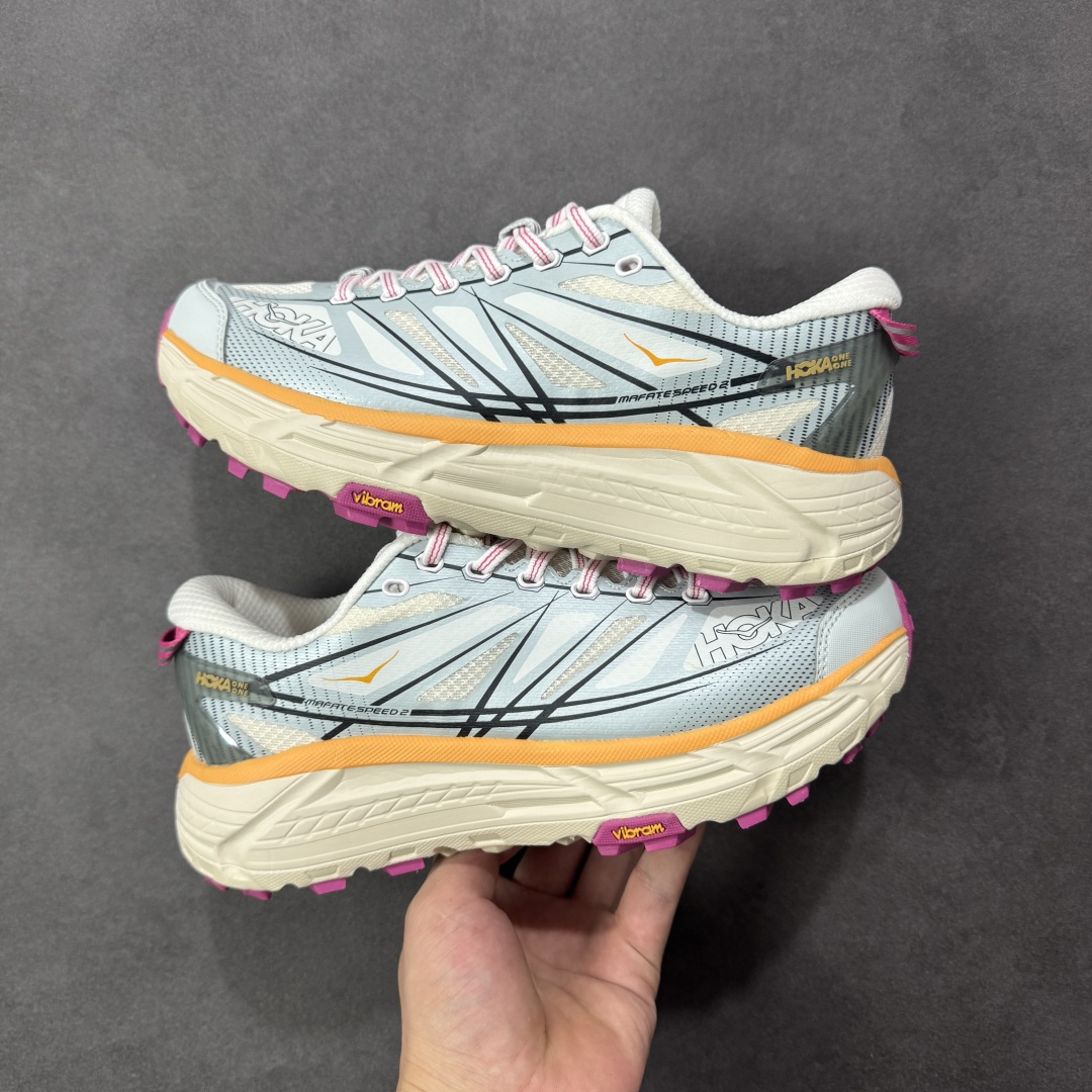 【福利跑量版】HOKA ONE ONE Mafate Speed 2 Low 玛法特2代系列低帮轻量户外越野休闲运动慢跑鞋 HOKA ONE ONE 最近推出了一个胶囊系列 Origin Story 这个系列里的 Mafate Speed 2 可以说让我日思夜想有一阵子了 最近终于拔草 让我来分享一下这双也是上脚赞到爆的越野跑鞋吧 以阿尔卑斯山脉作为主题将亮黄色与蓝色调覆盖在这经典轮廓之上 配色的呈现效果相当亮眼 以至于很多人买这个配色是用来日常搭配的 鞋面采用超轻的无缝架构 轻薄的TPU贴在透气的鞋面材料上 减轻重量同时也保证了支撑性 鞋底则采用滚动平衡技术 引导跑者回归自然步态 祖传的神奇EVA材质中底依旧是一如既往地表现优秀 能提供充足的缓震 作为HOKA家的越野跑鞋 VIBRAM 橡胶大底也是必不可少的 即便在复杂湿滑的地形 依旧能有良好的抓地力及稳定性 鞋带采用了弹性不易松脱的扁宽弹性鞋带 前掌与中掌部分也进行了加宽 也更加适合亚洲人的脚型 是一款十分全面且足够强悍的户外硬核越野鞋 而这双极其亮眼的越野跑鞋恰好又是在江山一百中参赛的UTMB冠军 Ludovic POMMERET 夺冠时穿着的战靴 这就让它变得更加有吸引力了 用来日常搭配的话短裤是基本不挑 长裤我个人推荐阔腿裤 工装裤以及各种长筒牛仔裤都可以 尺码:36 36.5 37.5 38 38.5 39 40 40.5 41 42 42.5 43 44 44.5 45-选品中心
