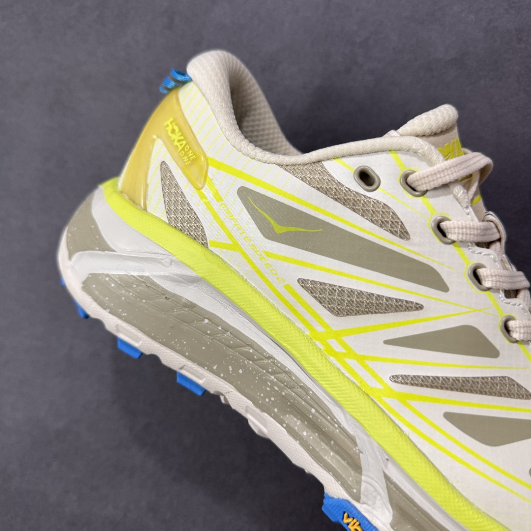 图片[5]-【福利跑量版】HOKA ONE ONE Mafate Speed 2 Low 玛法特2代系列低帮轻量户外越野休闲运动慢跑鞋 HOKA ONE ONE 最近推出了一个胶囊系列 Origin Story 这个系列里的 Mafate Speed 2 可以说让我日思夜想有一阵子了 最近终于拔草 让我来分享一下这双也是上脚赞到爆的越野跑鞋吧 以阿尔卑斯山脉作为主题将亮黄色与蓝色调覆盖在这经典轮廓之上 配色的呈现效果相当亮眼 以至于很多人买这个配色是用来日常搭配的 鞋面采用超轻的无缝架构 轻薄的TPU贴在透气的鞋面材料上 减轻重量同时也保证了支撑性 鞋底则采用滚动平衡技术 引导跑者回归自然步态 祖传的神奇EVA材质中底依旧是一如既往地表现优秀 能提供充足的缓震 作为HOKA家的越野跑鞋 VIBRAM 橡胶大底也是必不可少的 即便在复杂湿滑的地形 依旧能有良好的抓地力及稳定性 鞋带采用了弹性不易松脱的扁宽弹性鞋带 前掌与中掌部分也进行了加宽 也更加适合亚洲人的脚型 是一款十分全面且足够强悍的户外硬核越野鞋 而这双极其亮眼的越野跑鞋恰好又是在江山一百中参赛的UTMB冠军 Ludovic POMMERET 夺冠时穿着的战靴 这就让它变得更加有吸引力了 用来日常搭配的话短裤是基本不挑 长裤我个人推荐阔腿裤 工装裤以及各种长筒牛仔裤都可以 尺码：36 36.5 37.5 38 38.5 39 40 40.5 41 42 42.5 43 44 44.5 45-选品中心