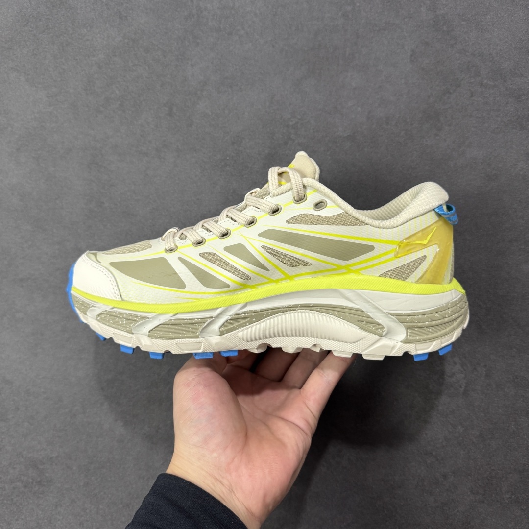 图片[2]-【福利跑量版】HOKA ONE ONE Mafate Speed 2 Low 玛法特2代系列低帮轻量户外越野休闲运动慢跑鞋 HOKA ONE ONE 最近推出了一个胶囊系列 Origin Story 这个系列里的 Mafate Speed 2 可以说让我日思夜想有一阵子了 最近终于拔草 让我来分享一下这双也是上脚赞到爆的越野跑鞋吧 以阿尔卑斯山脉作为主题将亮黄色与蓝色调覆盖在这经典轮廓之上 配色的呈现效果相当亮眼 以至于很多人买这个配色是用来日常搭配的 鞋面采用超轻的无缝架构 轻薄的TPU贴在透气的鞋面材料上 减轻重量同时也保证了支撑性 鞋底则采用滚动平衡技术 引导跑者回归自然步态 祖传的神奇EVA材质中底依旧是一如既往地表现优秀 能提供充足的缓震 作为HOKA家的越野跑鞋 VIBRAM 橡胶大底也是必不可少的 即便在复杂湿滑的地形 依旧能有良好的抓地力及稳定性 鞋带采用了弹性不易松脱的扁宽弹性鞋带 前掌与中掌部分也进行了加宽 也更加适合亚洲人的脚型 是一款十分全面且足够强悍的户外硬核越野鞋 而这双极其亮眼的越野跑鞋恰好又是在江山一百中参赛的UTMB冠军 Ludovic POMMERET 夺冠时穿着的战靴 这就让它变得更加有吸引力了 用来日常搭配的话短裤是基本不挑 长裤我个人推荐阔腿裤 工装裤以及各种长筒牛仔裤都可以 尺码：36 36.5 37.5 38 38.5 39 40 40.5 41 42 42.5 43 44 44.5 45-选品中心