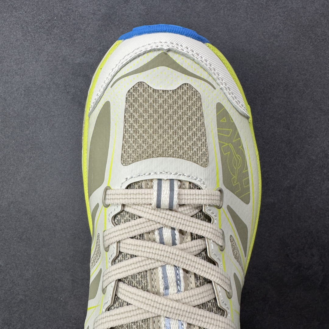 图片[8]-【福利跑量版】HOKA ONE ONE Mafate Speed 2 Low 玛法特2代系列低帮轻量户外越野休闲运动慢跑鞋 HOKA ONE ONE 最近推出了一个胶囊系列 Origin Story 这个系列里的 Mafate Speed 2 可以说让我日思夜想有一阵子了 最近终于拔草 让我来分享一下这双也是上脚赞到爆的越野跑鞋吧 以阿尔卑斯山脉作为主题将亮黄色与蓝色调覆盖在这经典轮廓之上 配色的呈现效果相当亮眼 以至于很多人买这个配色是用来日常搭配的 鞋面采用超轻的无缝架构 轻薄的TPU贴在透气的鞋面材料上 减轻重量同时也保证了支撑性 鞋底则采用滚动平衡技术 引导跑者回归自然步态 祖传的神奇EVA材质中底依旧是一如既往地表现优秀 能提供充足的缓震 作为HOKA家的越野跑鞋 VIBRAM 橡胶大底也是必不可少的 即便在复杂湿滑的地形 依旧能有良好的抓地力及稳定性 鞋带采用了弹性不易松脱的扁宽弹性鞋带 前掌与中掌部分也进行了加宽 也更加适合亚洲人的脚型 是一款十分全面且足够强悍的户外硬核越野鞋 而这双极其亮眼的越野跑鞋恰好又是在江山一百中参赛的UTMB冠军 Ludovic POMMERET 夺冠时穿着的战靴 这就让它变得更加有吸引力了 用来日常搭配的话短裤是基本不挑 长裤我个人推荐阔腿裤 工装裤以及各种长筒牛仔裤都可以 尺码：36 36.5 37.5 38 38.5 39 40 40.5 41 42 42.5 43 44 44.5 45-选品中心
