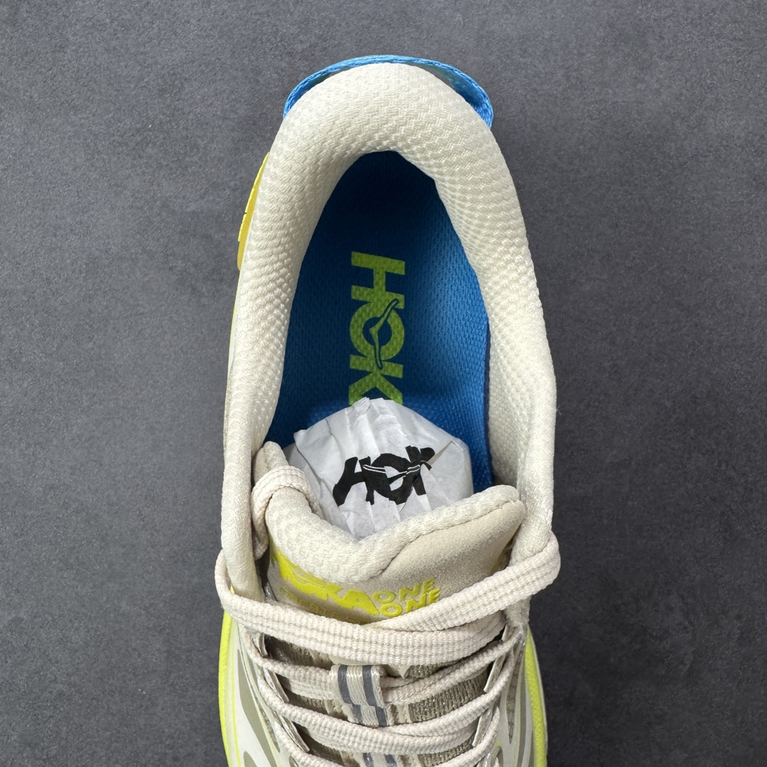 图片[7]-【福利跑量版】HOKA ONE ONE Mafate Speed 2 Low 玛法特2代系列低帮轻量户外越野休闲运动慢跑鞋 HOKA ONE ONE 最近推出了一个胶囊系列 Origin Story 这个系列里的 Mafate Speed 2 可以说让我日思夜想有一阵子了 最近终于拔草 让我来分享一下这双也是上脚赞到爆的越野跑鞋吧 以阿尔卑斯山脉作为主题将亮黄色与蓝色调覆盖在这经典轮廓之上 配色的呈现效果相当亮眼 以至于很多人买这个配色是用来日常搭配的 鞋面采用超轻的无缝架构 轻薄的TPU贴在透气的鞋面材料上 减轻重量同时也保证了支撑性 鞋底则采用滚动平衡技术 引导跑者回归自然步态 祖传的神奇EVA材质中底依旧是一如既往地表现优秀 能提供充足的缓震 作为HOKA家的越野跑鞋 VIBRAM 橡胶大底也是必不可少的 即便在复杂湿滑的地形 依旧能有良好的抓地力及稳定性 鞋带采用了弹性不易松脱的扁宽弹性鞋带 前掌与中掌部分也进行了加宽 也更加适合亚洲人的脚型 是一款十分全面且足够强悍的户外硬核越野鞋 而这双极其亮眼的越野跑鞋恰好又是在江山一百中参赛的UTMB冠军 Ludovic POMMERET 夺冠时穿着的战靴 这就让它变得更加有吸引力了 用来日常搭配的话短裤是基本不挑 长裤我个人推荐阔腿裤 工装裤以及各种长筒牛仔裤都可以 尺码：36 36.5 37.5 38 38.5 39 40 40.5 41 42 42.5 43 44 44.5 45-选品中心