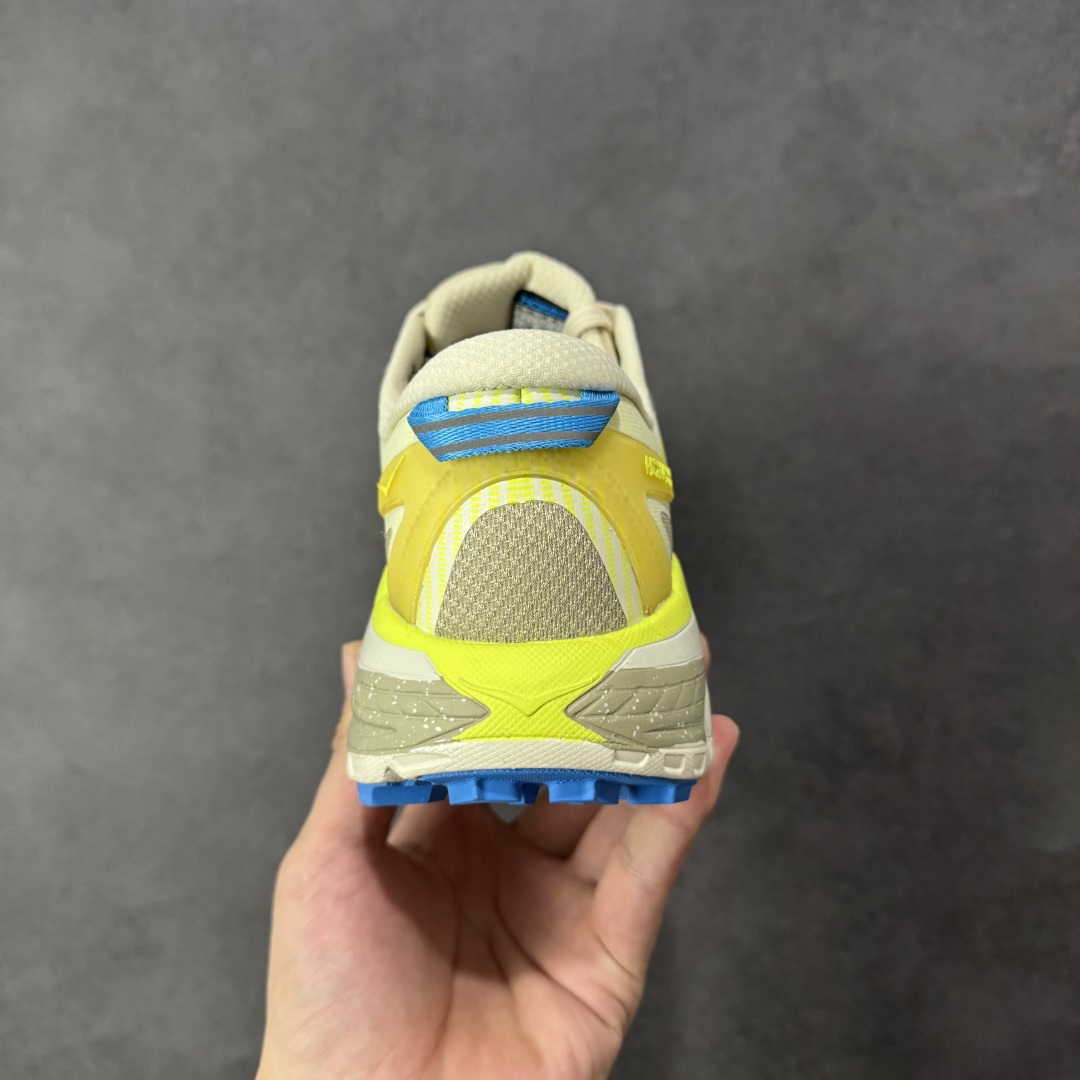 图片[4]-【福利跑量版】HOKA ONE ONE Mafate Speed 2 Low 玛法特2代系列低帮轻量户外越野休闲运动慢跑鞋 HOKA ONE ONE 最近推出了一个胶囊系列 Origin Story 这个系列里的 Mafate Speed 2 可以说让我日思夜想有一阵子了 最近终于拔草 让我来分享一下这双也是上脚赞到爆的越野跑鞋吧 以阿尔卑斯山脉作为主题将亮黄色与蓝色调覆盖在这经典轮廓之上 配色的呈现效果相当亮眼 以至于很多人买这个配色是用来日常搭配的 鞋面采用超轻的无缝架构 轻薄的TPU贴在透气的鞋面材料上 减轻重量同时也保证了支撑性 鞋底则采用滚动平衡技术 引导跑者回归自然步态 祖传的神奇EVA材质中底依旧是一如既往地表现优秀 能提供充足的缓震 作为HOKA家的越野跑鞋 VIBRAM 橡胶大底也是必不可少的 即便在复杂湿滑的地形 依旧能有良好的抓地力及稳定性 鞋带采用了弹性不易松脱的扁宽弹性鞋带 前掌与中掌部分也进行了加宽 也更加适合亚洲人的脚型 是一款十分全面且足够强悍的户外硬核越野鞋 而这双极其亮眼的越野跑鞋恰好又是在江山一百中参赛的UTMB冠军 Ludovic POMMERET 夺冠时穿着的战靴 这就让它变得更加有吸引力了 用来日常搭配的话短裤是基本不挑 长裤我个人推荐阔腿裤 工装裤以及各种长筒牛仔裤都可以 尺码：36 36.5 37.5 38 38.5 39 40 40.5 41 42 42.5 43 44 44.5 45-选品中心