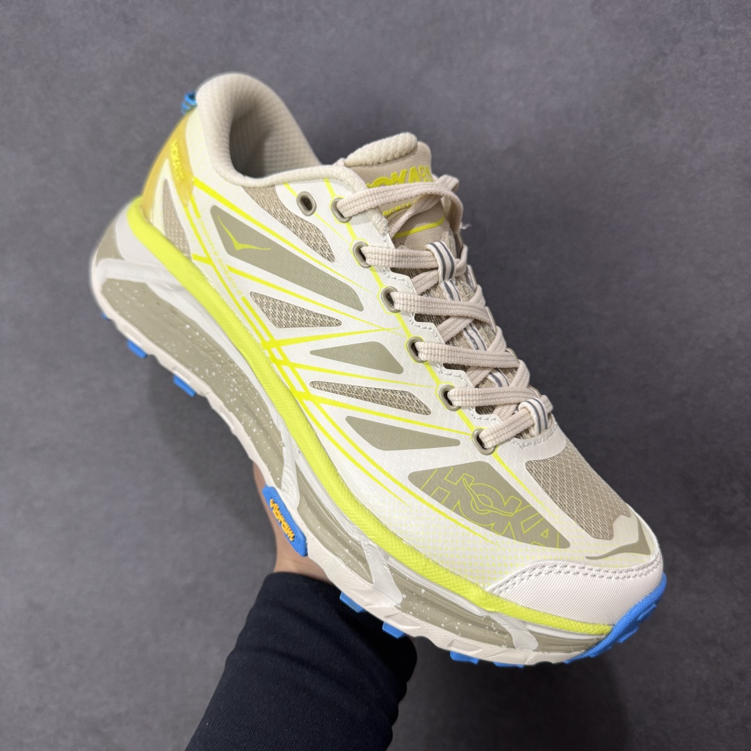 图片[3]-【福利跑量版】HOKA ONE ONE Mafate Speed 2 Low 玛法特2代系列低帮轻量户外越野休闲运动慢跑鞋 HOKA ONE ONE 最近推出了一个胶囊系列 Origin Story 这个系列里的 Mafate Speed 2 可以说让我日思夜想有一阵子了 最近终于拔草 让我来分享一下这双也是上脚赞到爆的越野跑鞋吧 以阿尔卑斯山脉作为主题将亮黄色与蓝色调覆盖在这经典轮廓之上 配色的呈现效果相当亮眼 以至于很多人买这个配色是用来日常搭配的 鞋面采用超轻的无缝架构 轻薄的TPU贴在透气的鞋面材料上 减轻重量同时也保证了支撑性 鞋底则采用滚动平衡技术 引导跑者回归自然步态 祖传的神奇EVA材质中底依旧是一如既往地表现优秀 能提供充足的缓震 作为HOKA家的越野跑鞋 VIBRAM 橡胶大底也是必不可少的 即便在复杂湿滑的地形 依旧能有良好的抓地力及稳定性 鞋带采用了弹性不易松脱的扁宽弹性鞋带 前掌与中掌部分也进行了加宽 也更加适合亚洲人的脚型 是一款十分全面且足够强悍的户外硬核越野鞋 而这双极其亮眼的越野跑鞋恰好又是在江山一百中参赛的UTMB冠军 Ludovic POMMERET 夺冠时穿着的战靴 这就让它变得更加有吸引力了 用来日常搭配的话短裤是基本不挑 长裤我个人推荐阔腿裤 工装裤以及各种长筒牛仔裤都可以 尺码：36 36.5 37.5 38 38.5 39 40 40.5 41 42 42.5 43 44 44.5 45-选品中心