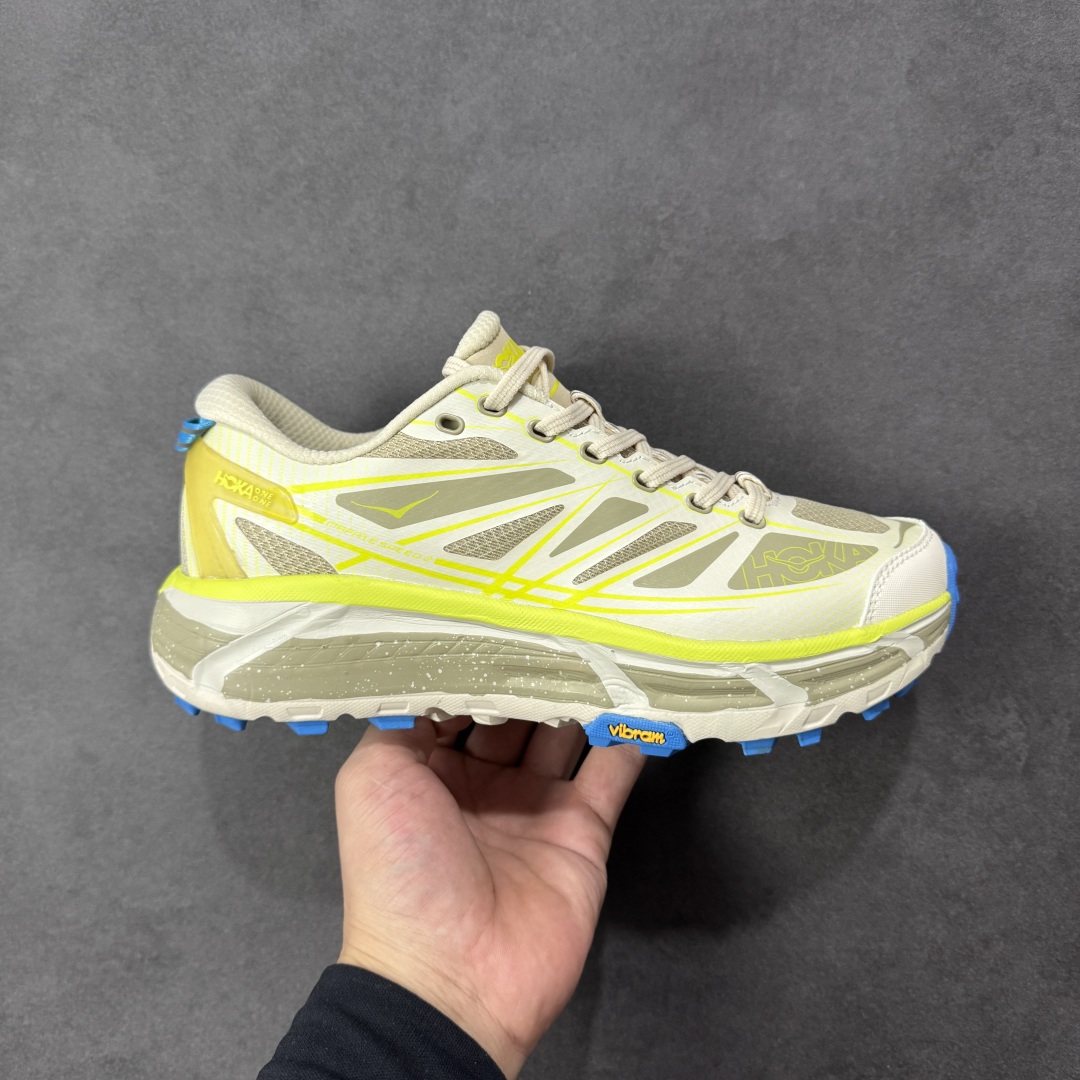【福利跑量版】HOKA ONE ONE Mafate Speed 2 Low 玛法特2代系列低帮轻量户外越野休闲运动慢跑鞋 HOKA ONE ONE 最近推出了一个胶囊系列 Origin Story 这个系列里的 Mafate Speed 2 可以说让我日思夜想有一阵子了 最近终于拔草 让我来分享一下这双也是上脚赞到爆的越野跑鞋吧 以阿尔卑斯山脉作为主题将亮黄色与蓝色调覆盖在这经典轮廓之上 配色的呈现效果相当亮眼 以至于很多人买这个配色是用来日常搭配的 鞋面采用超轻的无缝架构 轻薄的TPU贴在透气的鞋面材料上 减轻重量同时也保证了支撑性 鞋底则采用滚动平衡技术 引导跑者回归自然步态 祖传的神奇EVA材质中底依旧是一如既往地表现优秀 能提供充足的缓震 作为HOKA家的越野跑鞋 VIBRAM 橡胶大底也是必不可少的 即便在复杂湿滑的地形 依旧能有良好的抓地力及稳定性 鞋带采用了弹性不易松脱的扁宽弹性鞋带 前掌与中掌部分也进行了加宽 也更加适合亚洲人的脚型 是一款十分全面且足够强悍的户外硬核越野鞋 而这双极其亮眼的越野跑鞋恰好又是在江山一百中参赛的UTMB冠军 Ludovic POMMERET 夺冠时穿着的战靴 这就让它变得更加有吸引力了 用来日常搭配的话短裤是基本不挑 长裤我个人推荐阔腿裤 工装裤以及各种长筒牛仔裤都可以 尺码:36 36.5 37.5 38 38.5 39 40 40.5 41 42 42.5 43 44 44.5 45-选品中心