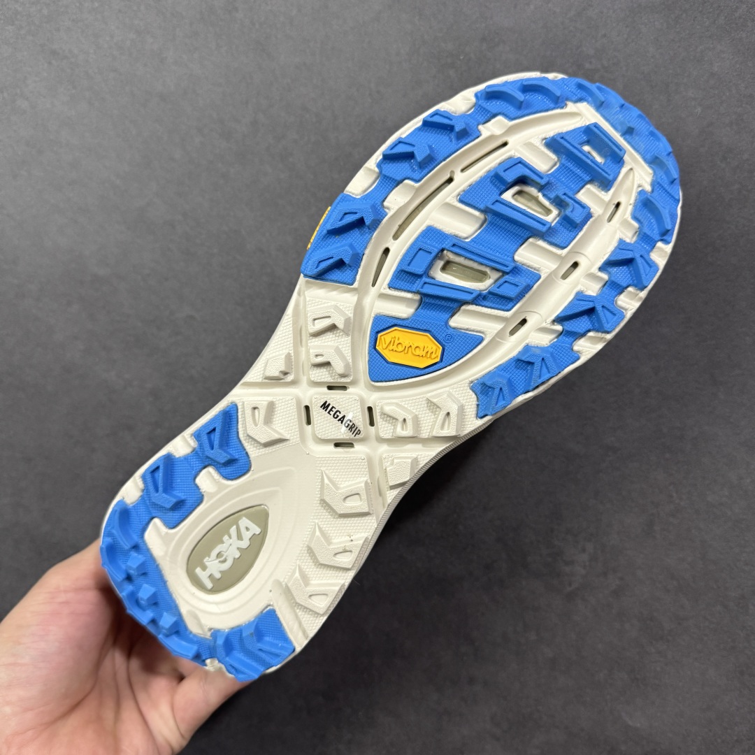 图片[9]-【福利跑量版】HOKA ONE ONE Mafate Speed 2 Low 玛法特2代系列低帮轻量户外越野休闲运动慢跑鞋 HOKA ONE ONE 最近推出了一个胶囊系列 Origin Story 这个系列里的 Mafate Speed 2 可以说让我日思夜想有一阵子了 最近终于拔草 让我来分享一下这双也是上脚赞到爆的越野跑鞋吧 以阿尔卑斯山脉作为主题将亮黄色与蓝色调覆盖在这经典轮廓之上 配色的呈现效果相当亮眼 以至于很多人买这个配色是用来日常搭配的 鞋面采用超轻的无缝架构 轻薄的TPU贴在透气的鞋面材料上 减轻重量同时也保证了支撑性 鞋底则采用滚动平衡技术 引导跑者回归自然步态 祖传的神奇EVA材质中底依旧是一如既往地表现优秀 能提供充足的缓震 作为HOKA家的越野跑鞋 VIBRAM 橡胶大底也是必不可少的 即便在复杂湿滑的地形 依旧能有良好的抓地力及稳定性 鞋带采用了弹性不易松脱的扁宽弹性鞋带 前掌与中掌部分也进行了加宽 也更加适合亚洲人的脚型 是一款十分全面且足够强悍的户外硬核越野鞋 而这双极其亮眼的越野跑鞋恰好又是在江山一百中参赛的UTMB冠军 Ludovic POMMERET 夺冠时穿着的战靴 这就让它变得更加有吸引力了 用来日常搭配的话短裤是基本不挑 长裤我个人推荐阔腿裤 工装裤以及各种长筒牛仔裤都可以 尺码：36 36.5 37.5 38 38.5 39 40 40.5 41 42 42.5 43 44 44.5 45-选品中心