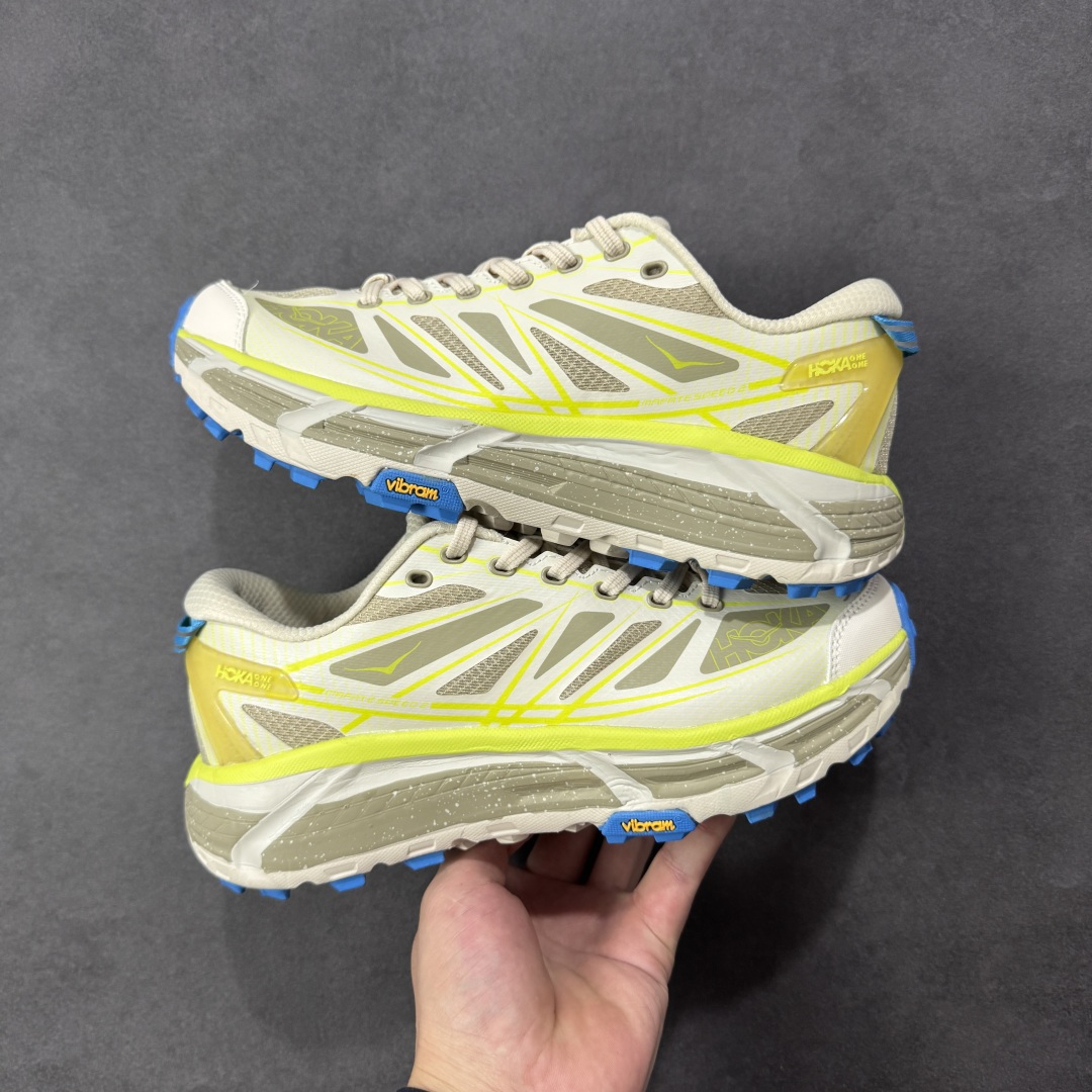 图片[2]-【福利跑量版】HOKA ONE ONE Mafate Speed 2 Low 玛法特2代系列低帮轻量户外越野休闲运动慢跑鞋 HOKA ONE ONE 最近推出了一个胶囊系列 Origin Story 这个系列里的 Mafate Speed 2 可以说让我日思夜想有一阵子了 最近终于拔草 让我来分享一下这双也是上脚赞到爆的越野跑鞋吧 以阿尔卑斯山脉作为主题将亮黄色与蓝色调覆盖在这经典轮廓之上 配色的呈现效果相当亮眼 以至于很多人买这个配色是用来日常搭配的 鞋面采用超轻的无缝架构 轻薄的TPU贴在透气的鞋面材料上 减轻重量同时也保证了支撑性 鞋底则采用滚动平衡技术 引导跑者回归自然步态 祖传的神奇EVA材质中底依旧是一如既往地表现优秀 能提供充足的缓震 作为HOKA家的越野跑鞋 VIBRAM 橡胶大底也是必不可少的 即便在复杂湿滑的地形 依旧能有良好的抓地力及稳定性 鞋带采用了弹性不易松脱的扁宽弹性鞋带 前掌与中掌部分也进行了加宽 也更加适合亚洲人的脚型 是一款十分全面且足够强悍的户外硬核越野鞋 而这双极其亮眼的越野跑鞋恰好又是在江山一百中参赛的UTMB冠军 Ludovic POMMERET 夺冠时穿着的战靴 这就让它变得更加有吸引力了 用来日常搭配的话短裤是基本不挑 长裤我个人推荐阔腿裤 工装裤以及各种长筒牛仔裤都可以 尺码：36 36.5 37.5 38 38.5 39 40 40.5 41 42 42.5 43 44 44.5 45-选品中心