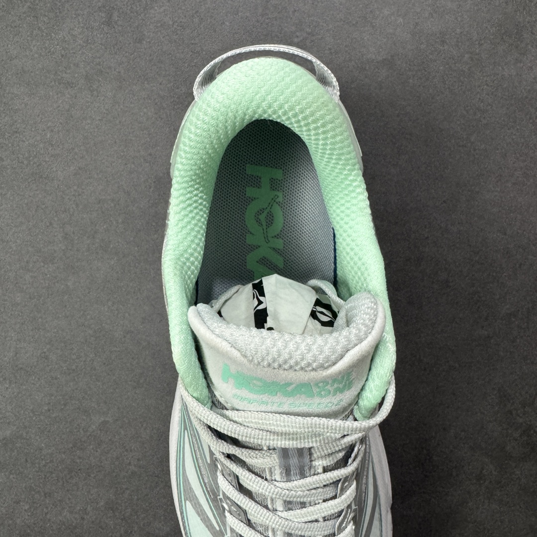 图片[7]-【福利跑量版】HOKA ONE ONE Mafate Speed 2 Low 玛法特2代系列低帮轻量户外越野休闲运动慢跑鞋 HOKA ONE ONE 最近推出了一个胶囊系列 Origin Story 这个系列里的 Mafate Speed 2 可以说让我日思夜想有一阵子了 最近终于拔草 让我来分享一下这双也是上脚赞到爆的越野跑鞋吧 以阿尔卑斯山脉作为主题将亮黄色与蓝色调覆盖在这经典轮廓之上 配色的呈现效果相当亮眼 以至于很多人买这个配色是用来日常搭配的 鞋面采用超轻的无缝架构 轻薄的TPU贴在透气的鞋面材料上 减轻重量同时也保证了支撑性 鞋底则采用滚动平衡技术 引导跑者回归自然步态 祖传的神奇EVA材质中底依旧是一如既往地表现优秀 能提供充足的缓震 作为HOKA家的越野跑鞋 VIBRAM 橡胶大底也是必不可少的 即便在复杂湿滑的地形 依旧能有良好的抓地力及稳定性 鞋带采用了弹性不易松脱的扁宽弹性鞋带 前掌与中掌部分也进行了加宽 也更加适合亚洲人的脚型 是一款十分全面且足够强悍的户外硬核越野鞋 而这双极其亮眼的越野跑鞋恰好又是在江山一百中参赛的UTMB冠军 Ludovic POMMERET 夺冠时穿着的战靴 这就让它变得更加有吸引力了 用来日常搭配的话短裤是基本不挑 长裤我个人推荐阔腿裤 工装裤以及各种长筒牛仔裤都可以 尺码：36 36.5 37.5 38 38.5 39 40 40.5 41 42 42.5 43 44 44.5 45-选品中心