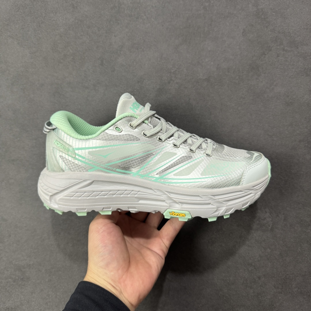 【福利跑量版】HOKA ONE ONE Mafate Speed 2 Low 玛法特2代系列低帮轻量户外越野休闲运动慢跑鞋 HOKA ONE ONE 最近推出了一个胶囊系列 Origin Story 这个系列里的 Mafate Speed 2 可以说让我日思夜想有一阵子了 最近终于拔草 让我来分享一下这双也是上脚赞到爆的越野跑鞋吧 以阿尔卑斯山脉作为主题将亮黄色与蓝色调覆盖在这经典轮廓之上 配色的呈现效果相当亮眼 以至于很多人买这个配色是用来日常搭配的 鞋面采用超轻的无缝架构 轻薄的TPU贴在透气的鞋面材料上 减轻重量同时也保证了支撑性 鞋底则采用滚动平衡技术 引导跑者回归自然步态 祖传的神奇EVA材质中底依旧是一如既往地表现优秀 能提供充足的缓震 作为HOKA家的越野跑鞋 VIBRAM 橡胶大底也是必不可少的 即便在复杂湿滑的地形 依旧能有良好的抓地力及稳定性 鞋带采用了弹性不易松脱的扁宽弹性鞋带 前掌与中掌部分也进行了加宽 也更加适合亚洲人的脚型 是一款十分全面且足够强悍的户外硬核越野鞋 而这双极其亮眼的越野跑鞋恰好又是在江山一百中参赛的UTMB冠军 Ludovic POMMERET 夺冠时穿着的战靴 这就让它变得更加有吸引力了 用来日常搭配的话短裤是基本不挑 长裤我个人推荐阔腿裤 工装裤以及各种长筒牛仔裤都可以 尺码:36 36.5 37.5 38 38.5 39 40 40.5 41 42 42.5 43 44 44.5 45-选品中心