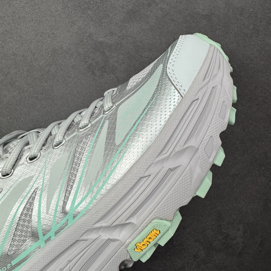 图片[5]-【福利跑量版】HOKA ONE ONE Mafate Speed 2 Low 玛法特2代系列低帮轻量户外越野休闲运动慢跑鞋 HOKA ONE ONE 最近推出了一个胶囊系列 Origin Story 这个系列里的 Mafate Speed 2 可以说让我日思夜想有一阵子了 最近终于拔草 让我来分享一下这双也是上脚赞到爆的越野跑鞋吧 以阿尔卑斯山脉作为主题将亮黄色与蓝色调覆盖在这经典轮廓之上 配色的呈现效果相当亮眼 以至于很多人买这个配色是用来日常搭配的 鞋面采用超轻的无缝架构 轻薄的TPU贴在透气的鞋面材料上 减轻重量同时也保证了支撑性 鞋底则采用滚动平衡技术 引导跑者回归自然步态 祖传的神奇EVA材质中底依旧是一如既往地表现优秀 能提供充足的缓震 作为HOKA家的越野跑鞋 VIBRAM 橡胶大底也是必不可少的 即便在复杂湿滑的地形 依旧能有良好的抓地力及稳定性 鞋带采用了弹性不易松脱的扁宽弹性鞋带 前掌与中掌部分也进行了加宽 也更加适合亚洲人的脚型 是一款十分全面且足够强悍的户外硬核越野鞋 而这双极其亮眼的越野跑鞋恰好又是在江山一百中参赛的UTMB冠军 Ludovic POMMERET 夺冠时穿着的战靴 这就让它变得更加有吸引力了 用来日常搭配的话短裤是基本不挑 长裤我个人推荐阔腿裤 工装裤以及各种长筒牛仔裤都可以 尺码：36 36.5 37.5 38 38.5 39 40 40.5 41 42 42.5 43 44 44.5 45-选品中心