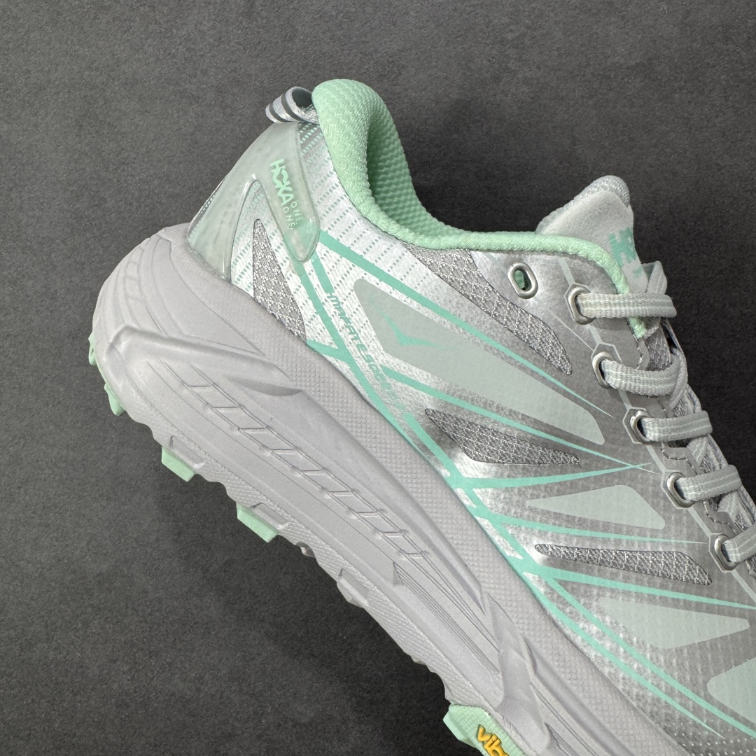 图片[6]-【福利跑量版】HOKA ONE ONE Mafate Speed 2 Low 玛法特2代系列低帮轻量户外越野休闲运动慢跑鞋 HOKA ONE ONE 最近推出了一个胶囊系列 Origin Story 这个系列里的 Mafate Speed 2 可以说让我日思夜想有一阵子了 最近终于拔草 让我来分享一下这双也是上脚赞到爆的越野跑鞋吧 以阿尔卑斯山脉作为主题将亮黄色与蓝色调覆盖在这经典轮廓之上 配色的呈现效果相当亮眼 以至于很多人买这个配色是用来日常搭配的 鞋面采用超轻的无缝架构 轻薄的TPU贴在透气的鞋面材料上 减轻重量同时也保证了支撑性 鞋底则采用滚动平衡技术 引导跑者回归自然步态 祖传的神奇EVA材质中底依旧是一如既往地表现优秀 能提供充足的缓震 作为HOKA家的越野跑鞋 VIBRAM 橡胶大底也是必不可少的 即便在复杂湿滑的地形 依旧能有良好的抓地力及稳定性 鞋带采用了弹性不易松脱的扁宽弹性鞋带 前掌与中掌部分也进行了加宽 也更加适合亚洲人的脚型 是一款十分全面且足够强悍的户外硬核越野鞋 而这双极其亮眼的越野跑鞋恰好又是在江山一百中参赛的UTMB冠军 Ludovic POMMERET 夺冠时穿着的战靴 这就让它变得更加有吸引力了 用来日常搭配的话短裤是基本不挑 长裤我个人推荐阔腿裤 工装裤以及各种长筒牛仔裤都可以 尺码：36 36.5 37.5 38 38.5 39 40 40.5 41 42 42.5 43 44 44.5 45-选品中心