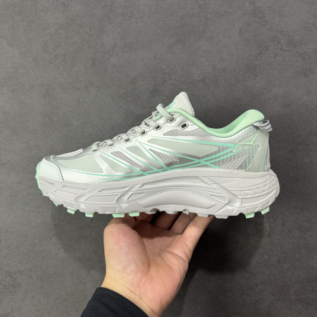 图片[2]-【福利跑量版】HOKA ONE ONE Mafate Speed 2 Low 玛法特2代系列低帮轻量户外越野休闲运动慢跑鞋 HOKA ONE ONE 最近推出了一个胶囊系列 Origin Story 这个系列里的 Mafate Speed 2 可以说让我日思夜想有一阵子了 最近终于拔草 让我来分享一下这双也是上脚赞到爆的越野跑鞋吧 以阿尔卑斯山脉作为主题将亮黄色与蓝色调覆盖在这经典轮廓之上 配色的呈现效果相当亮眼 以至于很多人买这个配色是用来日常搭配的 鞋面采用超轻的无缝架构 轻薄的TPU贴在透气的鞋面材料上 减轻重量同时也保证了支撑性 鞋底则采用滚动平衡技术 引导跑者回归自然步态 祖传的神奇EVA材质中底依旧是一如既往地表现优秀 能提供充足的缓震 作为HOKA家的越野跑鞋 VIBRAM 橡胶大底也是必不可少的 即便在复杂湿滑的地形 依旧能有良好的抓地力及稳定性 鞋带采用了弹性不易松脱的扁宽弹性鞋带 前掌与中掌部分也进行了加宽 也更加适合亚洲人的脚型 是一款十分全面且足够强悍的户外硬核越野鞋 而这双极其亮眼的越野跑鞋恰好又是在江山一百中参赛的UTMB冠军 Ludovic POMMERET 夺冠时穿着的战靴 这就让它变得更加有吸引力了 用来日常搭配的话短裤是基本不挑 长裤我个人推荐阔腿裤 工装裤以及各种长筒牛仔裤都可以 尺码：36 36.5 37.5 38 38.5 39 40 40.5 41 42 42.5 43 44 44.5 45-选品中心