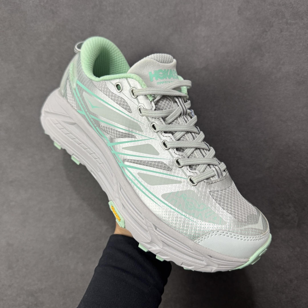 图片[3]-【福利跑量版】HOKA ONE ONE Mafate Speed 2 Low 玛法特2代系列低帮轻量户外越野休闲运动慢跑鞋 HOKA ONE ONE 最近推出了一个胶囊系列 Origin Story 这个系列里的 Mafate Speed 2 可以说让我日思夜想有一阵子了 最近终于拔草 让我来分享一下这双也是上脚赞到爆的越野跑鞋吧 以阿尔卑斯山脉作为主题将亮黄色与蓝色调覆盖在这经典轮廓之上 配色的呈现效果相当亮眼 以至于很多人买这个配色是用来日常搭配的 鞋面采用超轻的无缝架构 轻薄的TPU贴在透气的鞋面材料上 减轻重量同时也保证了支撑性 鞋底则采用滚动平衡技术 引导跑者回归自然步态 祖传的神奇EVA材质中底依旧是一如既往地表现优秀 能提供充足的缓震 作为HOKA家的越野跑鞋 VIBRAM 橡胶大底也是必不可少的 即便在复杂湿滑的地形 依旧能有良好的抓地力及稳定性 鞋带采用了弹性不易松脱的扁宽弹性鞋带 前掌与中掌部分也进行了加宽 也更加适合亚洲人的脚型 是一款十分全面且足够强悍的户外硬核越野鞋 而这双极其亮眼的越野跑鞋恰好又是在江山一百中参赛的UTMB冠军 Ludovic POMMERET 夺冠时穿着的战靴 这就让它变得更加有吸引力了 用来日常搭配的话短裤是基本不挑 长裤我个人推荐阔腿裤 工装裤以及各种长筒牛仔裤都可以 尺码：36 36.5 37.5 38 38.5 39 40 40.5 41 42 42.5 43 44 44.5 45-选品中心