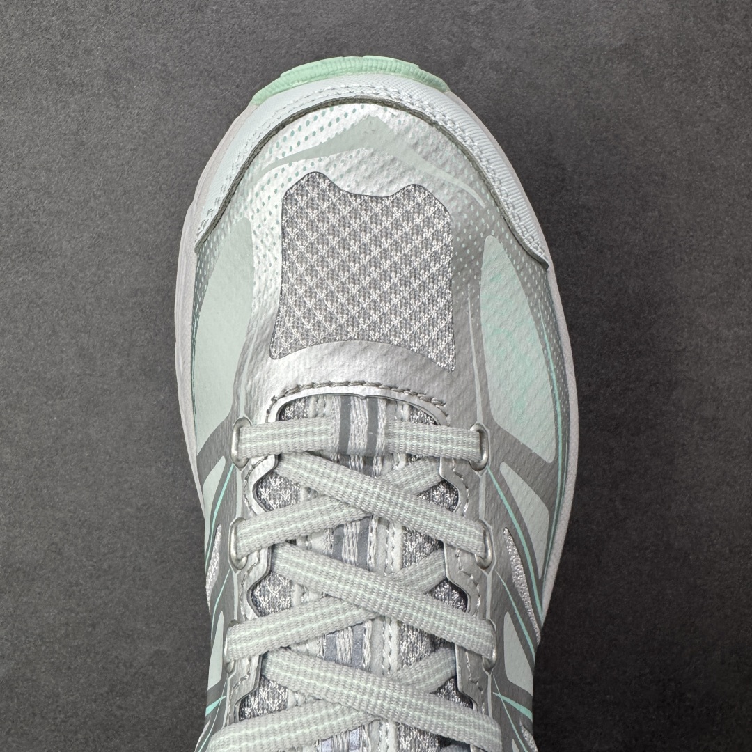 图片[8]-【福利跑量版】HOKA ONE ONE Mafate Speed 2 Low 玛法特2代系列低帮轻量户外越野休闲运动慢跑鞋 HOKA ONE ONE 最近推出了一个胶囊系列 Origin Story 这个系列里的 Mafate Speed 2 可以说让我日思夜想有一阵子了 最近终于拔草 让我来分享一下这双也是上脚赞到爆的越野跑鞋吧 以阿尔卑斯山脉作为主题将亮黄色与蓝色调覆盖在这经典轮廓之上 配色的呈现效果相当亮眼 以至于很多人买这个配色是用来日常搭配的 鞋面采用超轻的无缝架构 轻薄的TPU贴在透气的鞋面材料上 减轻重量同时也保证了支撑性 鞋底则采用滚动平衡技术 引导跑者回归自然步态 祖传的神奇EVA材质中底依旧是一如既往地表现优秀 能提供充足的缓震 作为HOKA家的越野跑鞋 VIBRAM 橡胶大底也是必不可少的 即便在复杂湿滑的地形 依旧能有良好的抓地力及稳定性 鞋带采用了弹性不易松脱的扁宽弹性鞋带 前掌与中掌部分也进行了加宽 也更加适合亚洲人的脚型 是一款十分全面且足够强悍的户外硬核越野鞋 而这双极其亮眼的越野跑鞋恰好又是在江山一百中参赛的UTMB冠军 Ludovic POMMERET 夺冠时穿着的战靴 这就让它变得更加有吸引力了 用来日常搭配的话短裤是基本不挑 长裤我个人推荐阔腿裤 工装裤以及各种长筒牛仔裤都可以 尺码：36 36.5 37.5 38 38.5 39 40 40.5 41 42 42.5 43 44 44.5 45-选品中心