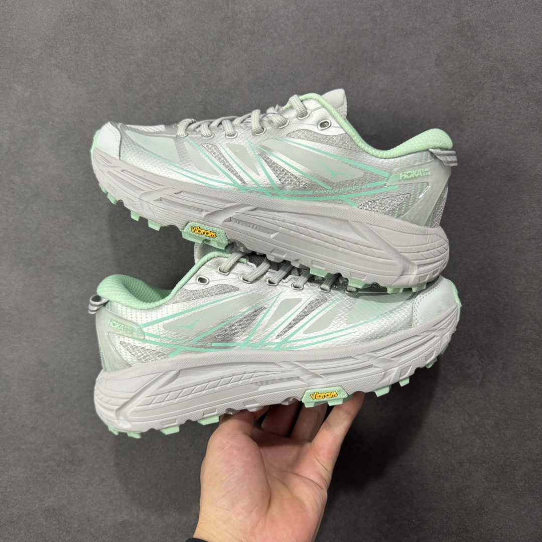 图片[3]-【福利跑量版】HOKA ONE ONE Mafate Speed 2 Low 玛法特2代系列低帮轻量户外越野休闲运动慢跑鞋 HOKA ONE ONE 最近推出了一个胶囊系列 Origin Story 这个系列里的 Mafate Speed 2 可以说让我日思夜想有一阵子了 最近终于拔草 让我来分享一下这双也是上脚赞到爆的越野跑鞋吧 以阿尔卑斯山脉作为主题将亮黄色与蓝色调覆盖在这经典轮廓之上 配色的呈现效果相当亮眼 以至于很多人买这个配色是用来日常搭配的 鞋面采用超轻的无缝架构 轻薄的TPU贴在透气的鞋面材料上 减轻重量同时也保证了支撑性 鞋底则采用滚动平衡技术 引导跑者回归自然步态 祖传的神奇EVA材质中底依旧是一如既往地表现优秀 能提供充足的缓震 作为HOKA家的越野跑鞋 VIBRAM 橡胶大底也是必不可少的 即便在复杂湿滑的地形 依旧能有良好的抓地力及稳定性 鞋带采用了弹性不易松脱的扁宽弹性鞋带 前掌与中掌部分也进行了加宽 也更加适合亚洲人的脚型 是一款十分全面且足够强悍的户外硬核越野鞋 而这双极其亮眼的越野跑鞋恰好又是在江山一百中参赛的UTMB冠军 Ludovic POMMERET 夺冠时穿着的战靴 这就让它变得更加有吸引力了 用来日常搭配的话短裤是基本不挑 长裤我个人推荐阔腿裤 工装裤以及各种长筒牛仔裤都可以 尺码：36 36.5 37.5 38 38.5 39 40 40.5 41 42 42.5 43 44 44.5 45-选品中心