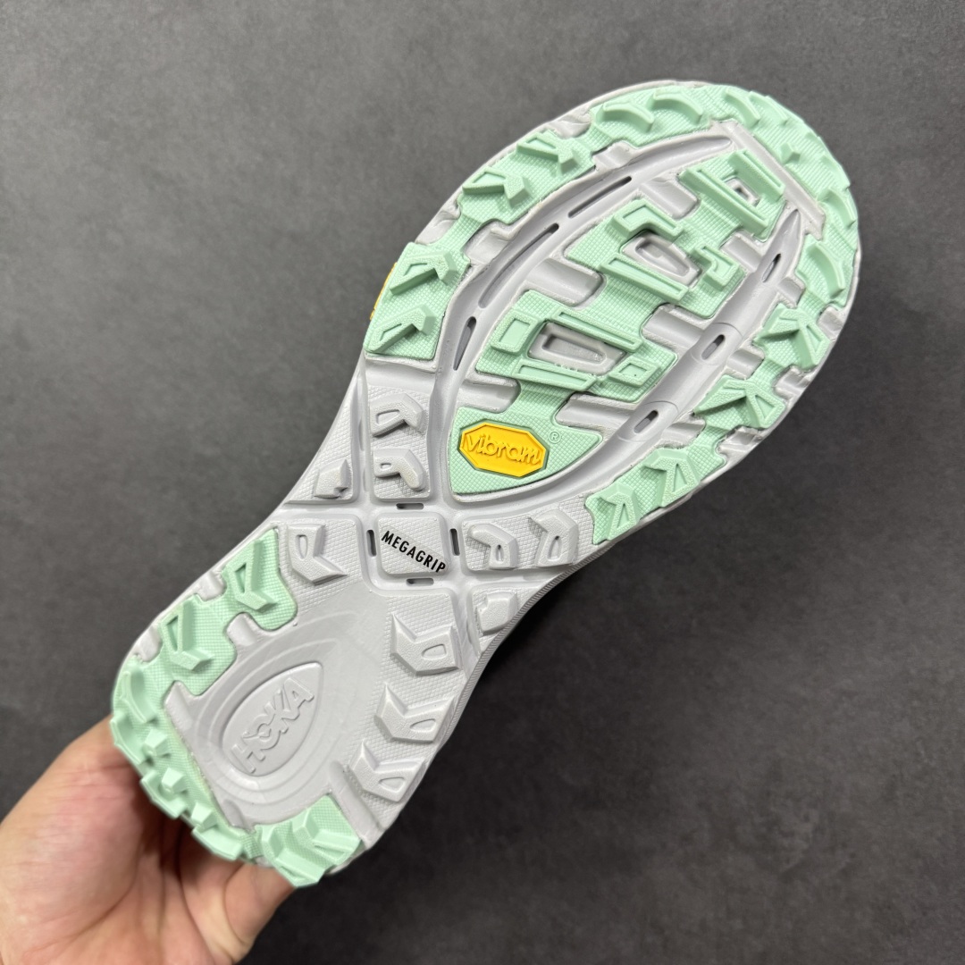 图片[9]-【福利跑量版】HOKA ONE ONE Mafate Speed 2 Low 玛法特2代系列低帮轻量户外越野休闲运动慢跑鞋 HOKA ONE ONE 最近推出了一个胶囊系列 Origin Story 这个系列里的 Mafate Speed 2 可以说让我日思夜想有一阵子了 最近终于拔草 让我来分享一下这双也是上脚赞到爆的越野跑鞋吧 以阿尔卑斯山脉作为主题将亮黄色与蓝色调覆盖在这经典轮廓之上 配色的呈现效果相当亮眼 以至于很多人买这个配色是用来日常搭配的 鞋面采用超轻的无缝架构 轻薄的TPU贴在透气的鞋面材料上 减轻重量同时也保证了支撑性 鞋底则采用滚动平衡技术 引导跑者回归自然步态 祖传的神奇EVA材质中底依旧是一如既往地表现优秀 能提供充足的缓震 作为HOKA家的越野跑鞋 VIBRAM 橡胶大底也是必不可少的 即便在复杂湿滑的地形 依旧能有良好的抓地力及稳定性 鞋带采用了弹性不易松脱的扁宽弹性鞋带 前掌与中掌部分也进行了加宽 也更加适合亚洲人的脚型 是一款十分全面且足够强悍的户外硬核越野鞋 而这双极其亮眼的越野跑鞋恰好又是在江山一百中参赛的UTMB冠军 Ludovic POMMERET 夺冠时穿着的战靴 这就让它变得更加有吸引力了 用来日常搭配的话短裤是基本不挑 长裤我个人推荐阔腿裤 工装裤以及各种长筒牛仔裤都可以 尺码：36 36.5 37.5 38 38.5 39 40 40.5 41 42 42.5 43 44 44.5 45-选品中心