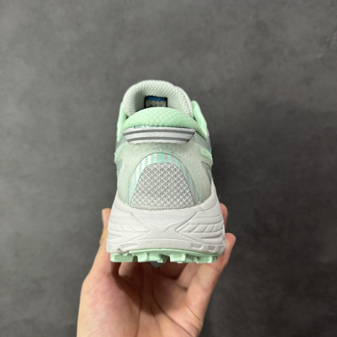 图片[4]-【福利跑量版】HOKA ONE ONE Mafate Speed 2 Low 玛法特2代系列低帮轻量户外越野休闲运动慢跑鞋 HOKA ONE ONE 最近推出了一个胶囊系列 Origin Story 这个系列里的 Mafate Speed 2 可以说让我日思夜想有一阵子了 最近终于拔草 让我来分享一下这双也是上脚赞到爆的越野跑鞋吧 以阿尔卑斯山脉作为主题将亮黄色与蓝色调覆盖在这经典轮廓之上 配色的呈现效果相当亮眼 以至于很多人买这个配色是用来日常搭配的 鞋面采用超轻的无缝架构 轻薄的TPU贴在透气的鞋面材料上 减轻重量同时也保证了支撑性 鞋底则采用滚动平衡技术 引导跑者回归自然步态 祖传的神奇EVA材质中底依旧是一如既往地表现优秀 能提供充足的缓震 作为HOKA家的越野跑鞋 VIBRAM 橡胶大底也是必不可少的 即便在复杂湿滑的地形 依旧能有良好的抓地力及稳定性 鞋带采用了弹性不易松脱的扁宽弹性鞋带 前掌与中掌部分也进行了加宽 也更加适合亚洲人的脚型 是一款十分全面且足够强悍的户外硬核越野鞋 而这双极其亮眼的越野跑鞋恰好又是在江山一百中参赛的UTMB冠军 Ludovic POMMERET 夺冠时穿着的战靴 这就让它变得更加有吸引力了 用来日常搭配的话短裤是基本不挑 长裤我个人推荐阔腿裤 工装裤以及各种长筒牛仔裤都可以 尺码：36 36.5 37.5 38 38.5 39 40 40.5 41 42 42.5 43 44 44.5 45-选品中心