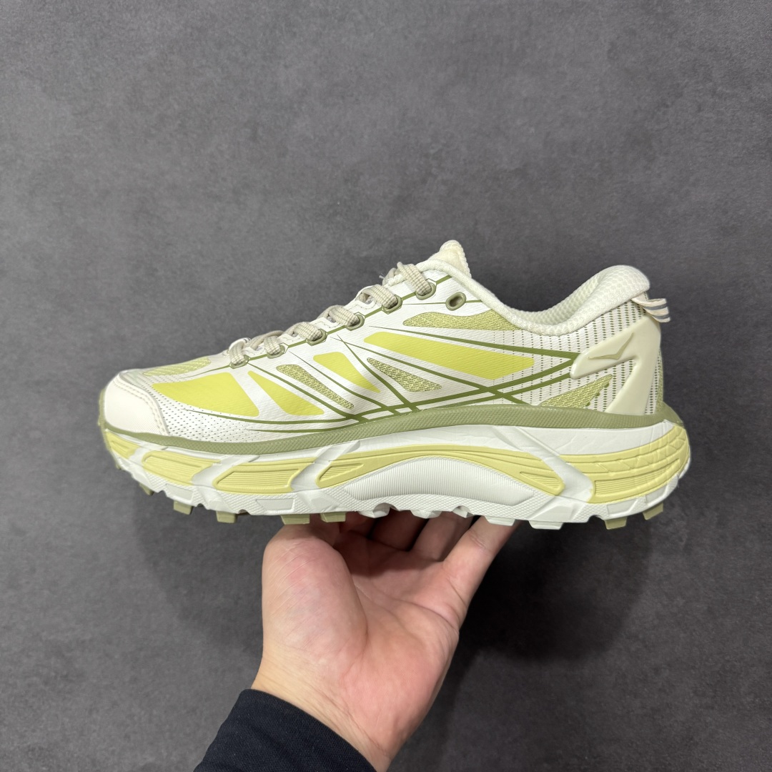 图片[2]-【福利跑量版】HOKA ONE ONE Mafate Speed 2 Low 玛法特2代系列低帮轻量户外越野休闲运动慢跑鞋 HOKA ONE ONE 最近推出了一个胶囊系列 Origin Story 这个系列里的 Mafate Speed 2 可以说让我日思夜想有一阵子了 最近终于拔草 让我来分享一下这双也是上脚赞到爆的越野跑鞋吧 以阿尔卑斯山脉作为主题将亮黄色与蓝色调覆盖在这经典轮廓之上 配色的呈现效果相当亮眼 以至于很多人买这个配色是用来日常搭配的 鞋面采用超轻的无缝架构 轻薄的TPU贴在透气的鞋面材料上 减轻重量同时也保证了支撑性 鞋底则采用滚动平衡技术 引导跑者回归自然步态 祖传的神奇EVA材质中底依旧是一如既往地表现优秀 能提供充足的缓震 作为HOKA家的越野跑鞋 VIBRAM 橡胶大底也是必不可少的 即便在复杂湿滑的地形 依旧能有良好的抓地力及稳定性 鞋带采用了弹性不易松脱的扁宽弹性鞋带 前掌与中掌部分也进行了加宽 也更加适合亚洲人的脚型 是一款十分全面且足够强悍的户外硬核越野鞋 而这双极其亮眼的越野跑鞋恰好又是在江山一百中参赛的UTMB冠军 Ludovic POMMERET 夺冠时穿着的战靴 这就让它变得更加有吸引力了 用来日常搭配的话短裤是基本不挑 长裤我个人推荐阔腿裤 工装裤以及各种长筒牛仔裤都可以 尺码：36 36.5 37.5 38 38.5 39 40 40.5 41 42 42.5 43 44 44.5 45-选品中心