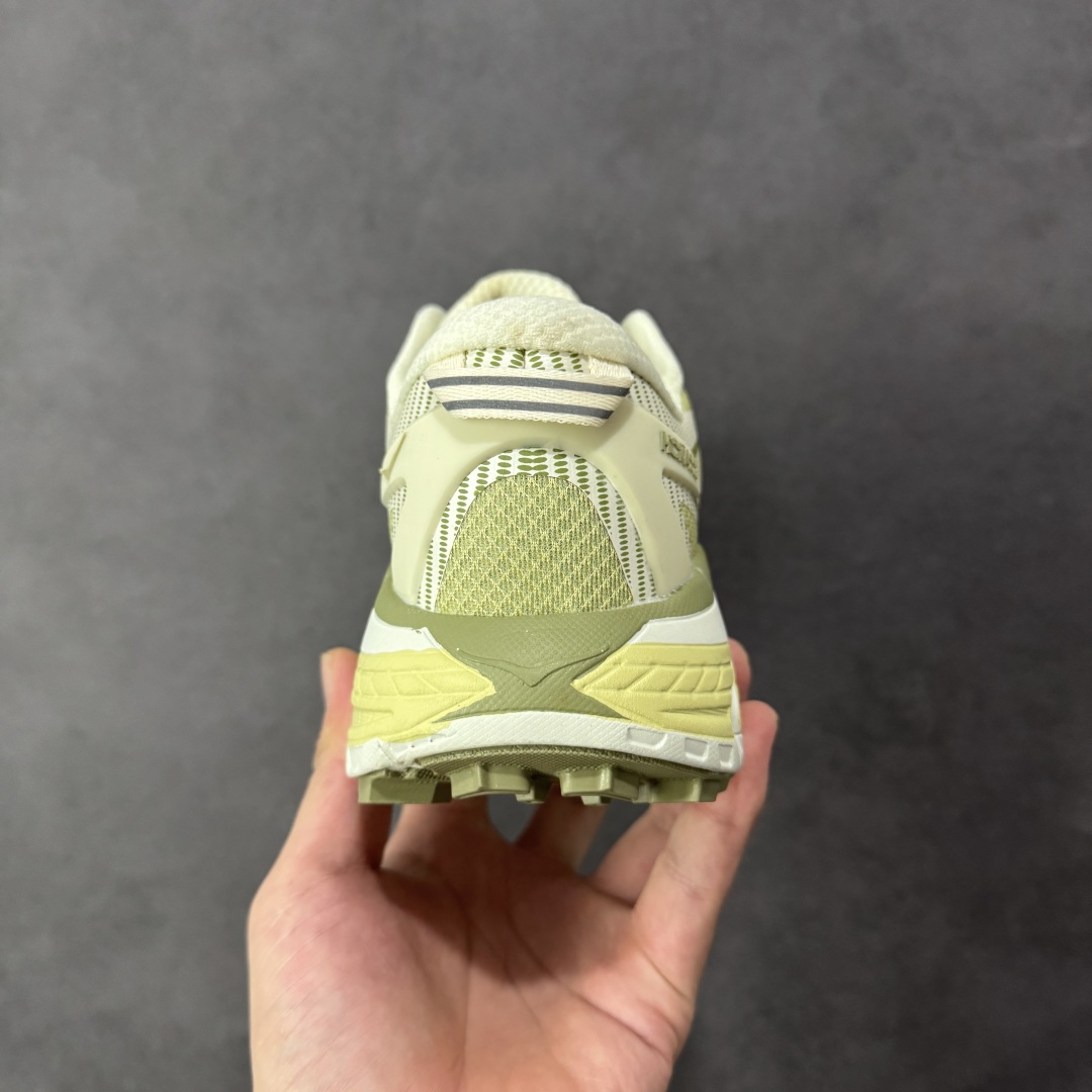 图片[4]-【福利跑量版】HOKA ONE ONE Mafate Speed 2 Low 玛法特2代系列低帮轻量户外越野休闲运动慢跑鞋 HOKA ONE ONE 最近推出了一个胶囊系列 Origin Story 这个系列里的 Mafate Speed 2 可以说让我日思夜想有一阵子了 最近终于拔草 让我来分享一下这双也是上脚赞到爆的越野跑鞋吧 以阿尔卑斯山脉作为主题将亮黄色与蓝色调覆盖在这经典轮廓之上 配色的呈现效果相当亮眼 以至于很多人买这个配色是用来日常搭配的 鞋面采用超轻的无缝架构 轻薄的TPU贴在透气的鞋面材料上 减轻重量同时也保证了支撑性 鞋底则采用滚动平衡技术 引导跑者回归自然步态 祖传的神奇EVA材质中底依旧是一如既往地表现优秀 能提供充足的缓震 作为HOKA家的越野跑鞋 VIBRAM 橡胶大底也是必不可少的 即便在复杂湿滑的地形 依旧能有良好的抓地力及稳定性 鞋带采用了弹性不易松脱的扁宽弹性鞋带 前掌与中掌部分也进行了加宽 也更加适合亚洲人的脚型 是一款十分全面且足够强悍的户外硬核越野鞋 而这双极其亮眼的越野跑鞋恰好又是在江山一百中参赛的UTMB冠军 Ludovic POMMERET 夺冠时穿着的战靴 这就让它变得更加有吸引力了 用来日常搭配的话短裤是基本不挑 长裤我个人推荐阔腿裤 工装裤以及各种长筒牛仔裤都可以 尺码：36 36.5 37.5 38 38.5 39 40 40.5 41 42 42.5 43 44 44.5 45-选品中心