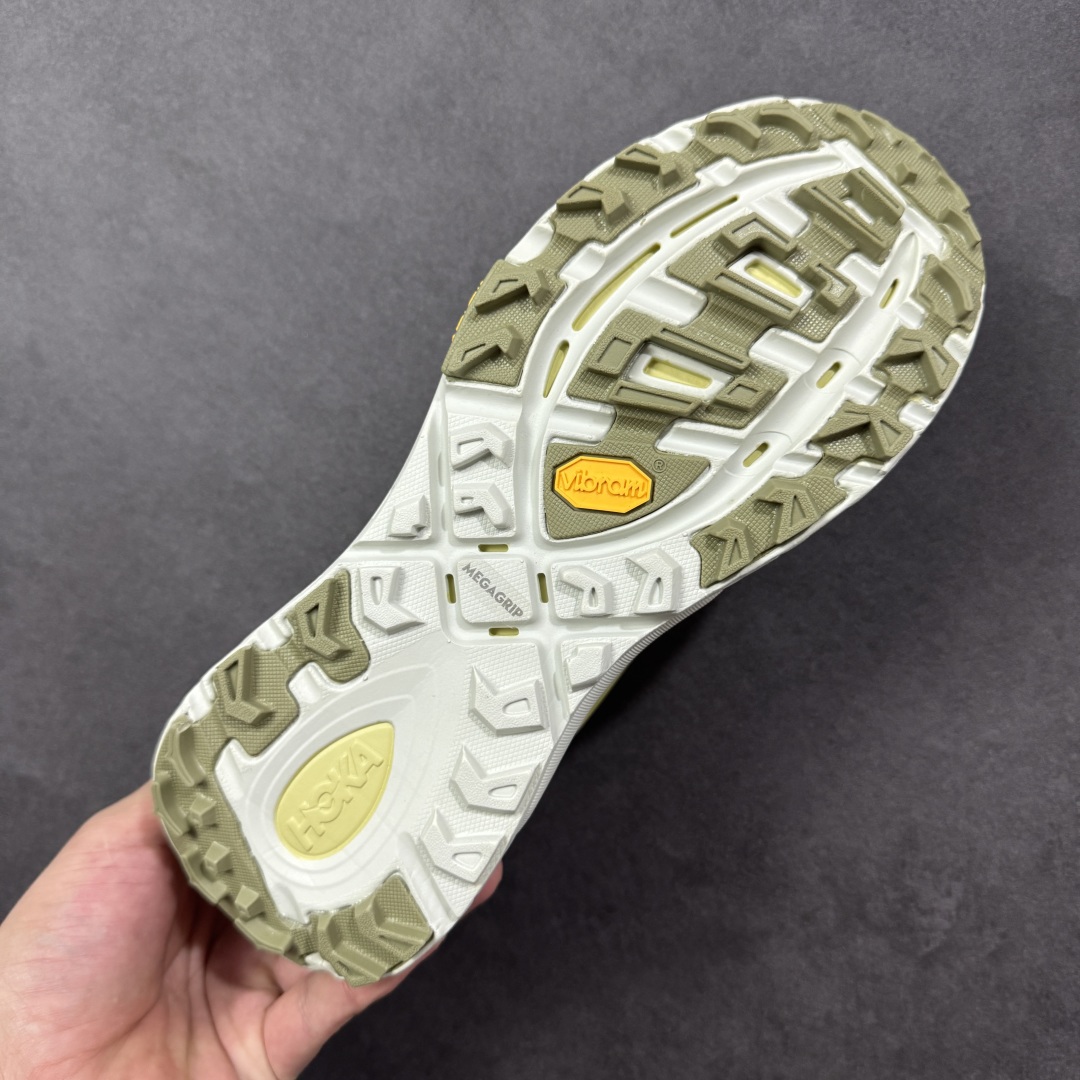 图片[9]-【福利跑量版】HOKA ONE ONE Mafate Speed 2 Low 玛法特2代系列低帮轻量户外越野休闲运动慢跑鞋 HOKA ONE ONE 最近推出了一个胶囊系列 Origin Story 这个系列里的 Mafate Speed 2 可以说让我日思夜想有一阵子了 最近终于拔草 让我来分享一下这双也是上脚赞到爆的越野跑鞋吧 以阿尔卑斯山脉作为主题将亮黄色与蓝色调覆盖在这经典轮廓之上 配色的呈现效果相当亮眼 以至于很多人买这个配色是用来日常搭配的 鞋面采用超轻的无缝架构 轻薄的TPU贴在透气的鞋面材料上 减轻重量同时也保证了支撑性 鞋底则采用滚动平衡技术 引导跑者回归自然步态 祖传的神奇EVA材质中底依旧是一如既往地表现优秀 能提供充足的缓震 作为HOKA家的越野跑鞋 VIBRAM 橡胶大底也是必不可少的 即便在复杂湿滑的地形 依旧能有良好的抓地力及稳定性 鞋带采用了弹性不易松脱的扁宽弹性鞋带 前掌与中掌部分也进行了加宽 也更加适合亚洲人的脚型 是一款十分全面且足够强悍的户外硬核越野鞋 而这双极其亮眼的越野跑鞋恰好又是在江山一百中参赛的UTMB冠军 Ludovic POMMERET 夺冠时穿着的战靴 这就让它变得更加有吸引力了 用来日常搭配的话短裤是基本不挑 长裤我个人推荐阔腿裤 工装裤以及各种长筒牛仔裤都可以 尺码：36 36.5 37.5 38 38.5 39 40 40.5 41 42 42.5 43 44 44.5 45-选品中心