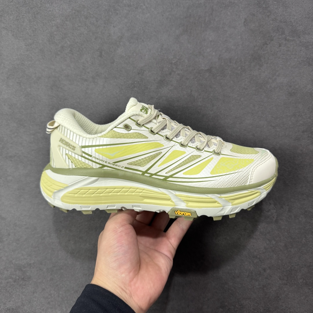 【福利跑量版】HOKA ONE ONE Mafate Speed 2 Low 玛法特2代系列低帮轻量户外越野休闲运动慢跑鞋 HOKA ONE ONE 最近推出了一个胶囊系列 Origin Story 这个系列里的 Mafate Speed 2 可以说让我日思夜想有一阵子了 最近终于拔草 让我来分享一下这双也是上脚赞到爆的越野跑鞋吧 以阿尔卑斯山脉作为主题将亮黄色与蓝色调覆盖在这经典轮廓之上 配色的呈现效果相当亮眼 以至于很多人买这个配色是用来日常搭配的 鞋面采用超轻的无缝架构 轻薄的TPU贴在透气的鞋面材料上 减轻重量同时也保证了支撑性 鞋底则采用滚动平衡技术 引导跑者回归自然步态 祖传的神奇EVA材质中底依旧是一如既往地表现优秀 能提供充足的缓震 作为HOKA家的越野跑鞋 VIBRAM 橡胶大底也是必不可少的 即便在复杂湿滑的地形 依旧能有良好的抓地力及稳定性 鞋带采用了弹性不易松脱的扁宽弹性鞋带 前掌与中掌部分也进行了加宽 也更加适合亚洲人的脚型 是一款十分全面且足够强悍的户外硬核越野鞋 而这双极其亮眼的越野跑鞋恰好又是在江山一百中参赛的UTMB冠军 Ludovic POMMERET 夺冠时穿着的战靴 这就让它变得更加有吸引力了 用来日常搭配的话短裤是基本不挑 长裤我个人推荐阔腿裤 工装裤以及各种长筒牛仔裤都可以 尺码:36 36.5 37.5 38 38.5 39 40 40.5 41 42 42.5 43 44 44.5 45-选品中心