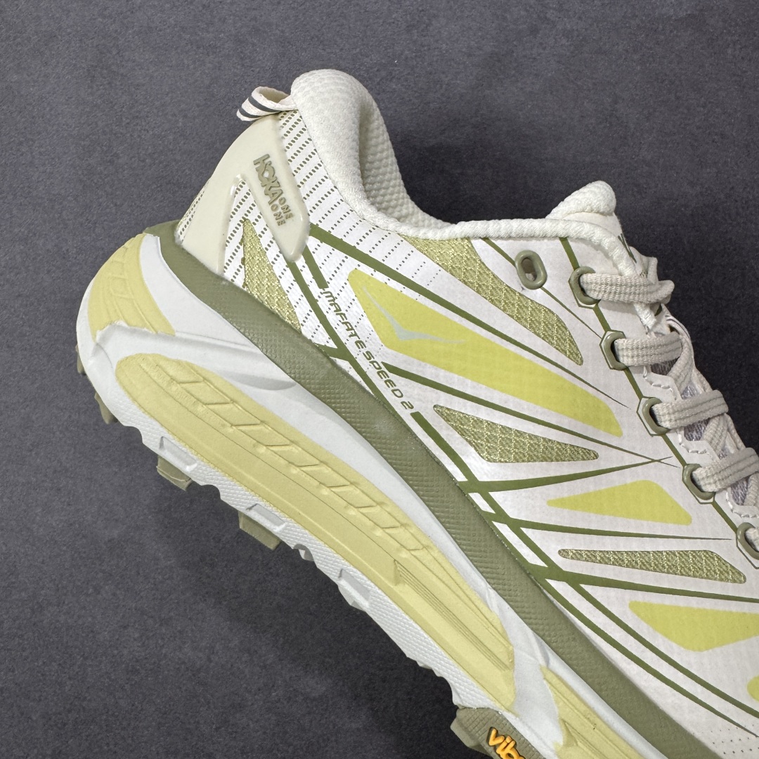 图片[6]-【福利跑量版】HOKA ONE ONE Mafate Speed 2 Low 玛法特2代系列低帮轻量户外越野休闲运动慢跑鞋 HOKA ONE ONE 最近推出了一个胶囊系列 Origin Story 这个系列里的 Mafate Speed 2 可以说让我日思夜想有一阵子了 最近终于拔草 让我来分享一下这双也是上脚赞到爆的越野跑鞋吧 以阿尔卑斯山脉作为主题将亮黄色与蓝色调覆盖在这经典轮廓之上 配色的呈现效果相当亮眼 以至于很多人买这个配色是用来日常搭配的 鞋面采用超轻的无缝架构 轻薄的TPU贴在透气的鞋面材料上 减轻重量同时也保证了支撑性 鞋底则采用滚动平衡技术 引导跑者回归自然步态 祖传的神奇EVA材质中底依旧是一如既往地表现优秀 能提供充足的缓震 作为HOKA家的越野跑鞋 VIBRAM 橡胶大底也是必不可少的 即便在复杂湿滑的地形 依旧能有良好的抓地力及稳定性 鞋带采用了弹性不易松脱的扁宽弹性鞋带 前掌与中掌部分也进行了加宽 也更加适合亚洲人的脚型 是一款十分全面且足够强悍的户外硬核越野鞋 而这双极其亮眼的越野跑鞋恰好又是在江山一百中参赛的UTMB冠军 Ludovic POMMERET 夺冠时穿着的战靴 这就让它变得更加有吸引力了 用来日常搭配的话短裤是基本不挑 长裤我个人推荐阔腿裤 工装裤以及各种长筒牛仔裤都可以 尺码：36 36.5 37.5 38 38.5 39 40 40.5 41 42 42.5 43 44 44.5 45-选品中心