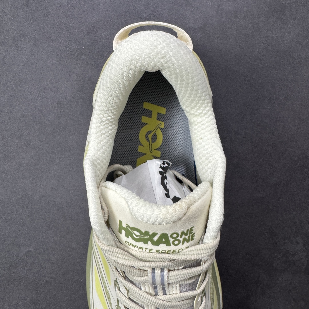 图片[7]-【福利跑量版】HOKA ONE ONE Mafate Speed 2 Low 玛法特2代系列低帮轻量户外越野休闲运动慢跑鞋 HOKA ONE ONE 最近推出了一个胶囊系列 Origin Story 这个系列里的 Mafate Speed 2 可以说让我日思夜想有一阵子了 最近终于拔草 让我来分享一下这双也是上脚赞到爆的越野跑鞋吧 以阿尔卑斯山脉作为主题将亮黄色与蓝色调覆盖在这经典轮廓之上 配色的呈现效果相当亮眼 以至于很多人买这个配色是用来日常搭配的 鞋面采用超轻的无缝架构 轻薄的TPU贴在透气的鞋面材料上 减轻重量同时也保证了支撑性 鞋底则采用滚动平衡技术 引导跑者回归自然步态 祖传的神奇EVA材质中底依旧是一如既往地表现优秀 能提供充足的缓震 作为HOKA家的越野跑鞋 VIBRAM 橡胶大底也是必不可少的 即便在复杂湿滑的地形 依旧能有良好的抓地力及稳定性 鞋带采用了弹性不易松脱的扁宽弹性鞋带 前掌与中掌部分也进行了加宽 也更加适合亚洲人的脚型 是一款十分全面且足够强悍的户外硬核越野鞋 而这双极其亮眼的越野跑鞋恰好又是在江山一百中参赛的UTMB冠军 Ludovic POMMERET 夺冠时穿着的战靴 这就让它变得更加有吸引力了 用来日常搭配的话短裤是基本不挑 长裤我个人推荐阔腿裤 工装裤以及各种长筒牛仔裤都可以 尺码：36 36.5 37.5 38 38.5 39 40 40.5 41 42 42.5 43 44 44.5 45-选品中心