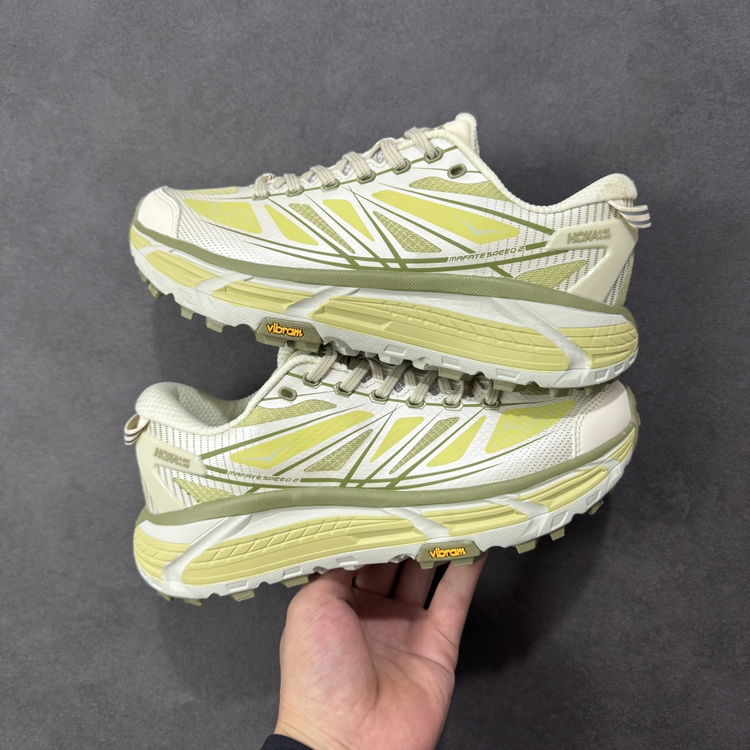 图片[4]-【福利跑量版】HOKA ONE ONE Mafate Speed 2 Low 玛法特2代系列低帮轻量户外越野休闲运动慢跑鞋 HOKA ONE ONE 最近推出了一个胶囊系列 Origin Story 这个系列里的 Mafate Speed 2 可以说让我日思夜想有一阵子了 最近终于拔草 让我来分享一下这双也是上脚赞到爆的越野跑鞋吧 以阿尔卑斯山脉作为主题将亮黄色与蓝色调覆盖在这经典轮廓之上 配色的呈现效果相当亮眼 以至于很多人买这个配色是用来日常搭配的 鞋面采用超轻的无缝架构 轻薄的TPU贴在透气的鞋面材料上 减轻重量同时也保证了支撑性 鞋底则采用滚动平衡技术 引导跑者回归自然步态 祖传的神奇EVA材质中底依旧是一如既往地表现优秀 能提供充足的缓震 作为HOKA家的越野跑鞋 VIBRAM 橡胶大底也是必不可少的 即便在复杂湿滑的地形 依旧能有良好的抓地力及稳定性 鞋带采用了弹性不易松脱的扁宽弹性鞋带 前掌与中掌部分也进行了加宽 也更加适合亚洲人的脚型 是一款十分全面且足够强悍的户外硬核越野鞋 而这双极其亮眼的越野跑鞋恰好又是在江山一百中参赛的UTMB冠军 Ludovic POMMERET 夺冠时穿着的战靴 这就让它变得更加有吸引力了 用来日常搭配的话短裤是基本不挑 长裤我个人推荐阔腿裤 工装裤以及各种长筒牛仔裤都可以 尺码：36 36.5 37.5 38 38.5 39 40 40.5 41 42 42.5 43 44 44.5 45-选品中心