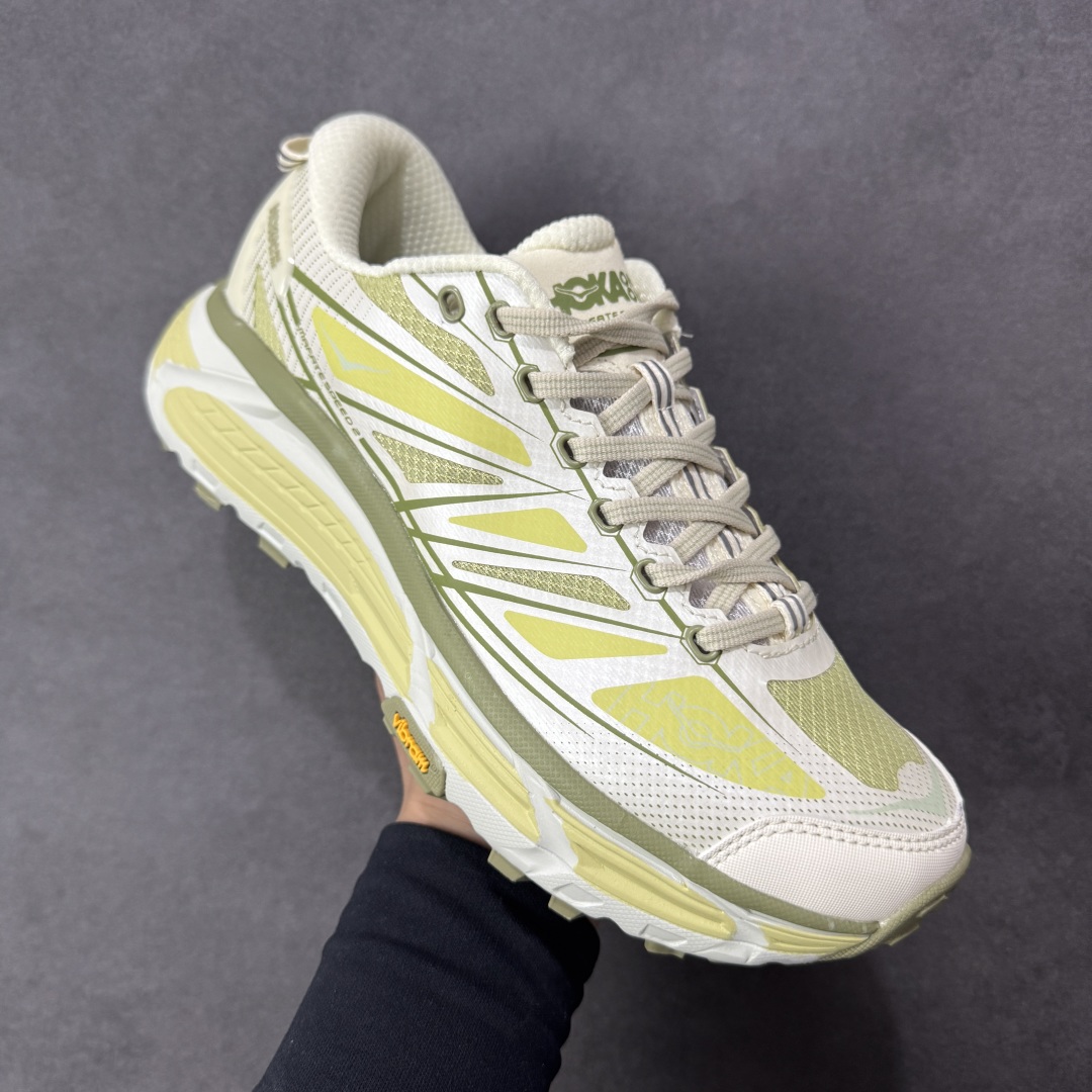 图片[3]-【福利跑量版】HOKA ONE ONE Mafate Speed 2 Low 玛法特2代系列低帮轻量户外越野休闲运动慢跑鞋 HOKA ONE ONE 最近推出了一个胶囊系列 Origin Story 这个系列里的 Mafate Speed 2 可以说让我日思夜想有一阵子了 最近终于拔草 让我来分享一下这双也是上脚赞到爆的越野跑鞋吧 以阿尔卑斯山脉作为主题将亮黄色与蓝色调覆盖在这经典轮廓之上 配色的呈现效果相当亮眼 以至于很多人买这个配色是用来日常搭配的 鞋面采用超轻的无缝架构 轻薄的TPU贴在透气的鞋面材料上 减轻重量同时也保证了支撑性 鞋底则采用滚动平衡技术 引导跑者回归自然步态 祖传的神奇EVA材质中底依旧是一如既往地表现优秀 能提供充足的缓震 作为HOKA家的越野跑鞋 VIBRAM 橡胶大底也是必不可少的 即便在复杂湿滑的地形 依旧能有良好的抓地力及稳定性 鞋带采用了弹性不易松脱的扁宽弹性鞋带 前掌与中掌部分也进行了加宽 也更加适合亚洲人的脚型 是一款十分全面且足够强悍的户外硬核越野鞋 而这双极其亮眼的越野跑鞋恰好又是在江山一百中参赛的UTMB冠军 Ludovic POMMERET 夺冠时穿着的战靴 这就让它变得更加有吸引力了 用来日常搭配的话短裤是基本不挑 长裤我个人推荐阔腿裤 工装裤以及各种长筒牛仔裤都可以 尺码：36 36.5 37.5 38 38.5 39 40 40.5 41 42 42.5 43 44 44.5 45-选品中心
