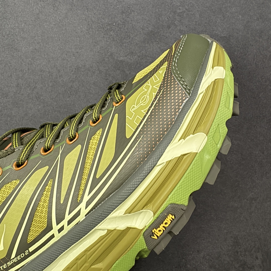 图片[5]-【福利跑量版】HOKA ONE ONE Mafate Speed 2 Low 玛法特2代系列低帮轻量户外越野休闲运动慢跑鞋 HOKA ONE ONE 最近推出了一个胶囊系列 Origin Story 这个系列里的 Mafate Speed 2 可以说让我日思夜想有一阵子了 最近终于拔草 让我来分享一下这双也是上脚赞到爆的越野跑鞋吧 以阿尔卑斯山脉作为主题将亮黄色与蓝色调覆盖在这经典轮廓之上 配色的呈现效果相当亮眼 以至于很多人买这个配色是用来日常搭配的 鞋面采用超轻的无缝架构 轻薄的TPU贴在透气的鞋面材料上 减轻重量同时也保证了支撑性 鞋底则采用滚动平衡技术 引导跑者回归自然步态 祖传的神奇EVA材质中底依旧是一如既往地表现优秀 能提供充足的缓震 作为HOKA家的越野跑鞋 VIBRAM 橡胶大底也是必不可少的 即便在复杂湿滑的地形 依旧能有良好的抓地力及稳定性 鞋带采用了弹性不易松脱的扁宽弹性鞋带 前掌与中掌部分也进行了加宽 也更加适合亚洲人的脚型 是一款十分全面且足够强悍的户外硬核越野鞋 而这双极其亮眼的越野跑鞋恰好又是在江山一百中参赛的UTMB冠军 Ludovic POMMERET 夺冠时穿着的战靴 这就让它变得更加有吸引力了 用来日常搭配的话短裤是基本不挑 长裤我个人推荐阔腿裤 工装裤以及各种长筒牛仔裤都可以 尺码：36 36.5 37.5 38 38.5 39 40 40.5 41 42 42.5 43 44 44.5 45-选品中心