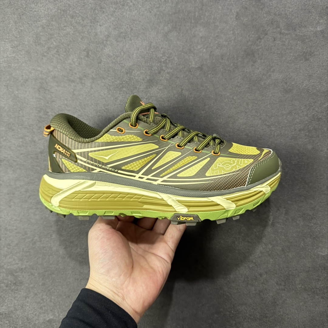 【福利跑量版】HOKA ONE ONE Mafate Speed 2 Low 玛法特2代系列低帮轻量户外越野休闲运动慢跑鞋 HOKA ONE ONE 最近推出了一个胶囊系列 Origin Story 这个系列里的 Mafate Speed 2 可以说让我日思夜想有一阵子了 最近终于拔草 让我来分享一下这双也是上脚赞到爆的越野跑鞋吧 以阿尔卑斯山脉作为主题将亮黄色与蓝色调覆盖在这经典轮廓之上 配色的呈现效果相当亮眼 以至于很多人买这个配色是用来日常搭配的 鞋面采用超轻的无缝架构 轻薄的TPU贴在透气的鞋面材料上 减轻重量同时也保证了支撑性 鞋底则采用滚动平衡技术 引导跑者回归自然步态 祖传的神奇EVA材质中底依旧是一如既往地表现优秀 能提供充足的缓震 作为HOKA家的越野跑鞋 VIBRAM 橡胶大底也是必不可少的 即便在复杂湿滑的地形 依旧能有良好的抓地力及稳定性 鞋带采用了弹性不易松脱的扁宽弹性鞋带 前掌与中掌部分也进行了加宽 也更加适合亚洲人的脚型 是一款十分全面且足够强悍的户外硬核越野鞋 而这双极其亮眼的越野跑鞋恰好又是在江山一百中参赛的UTMB冠军 Ludovic POMMERET 夺冠时穿着的战靴 这就让它变得更加有吸引力了 用来日常搭配的话短裤是基本不挑 长裤我个人推荐阔腿裤 工装裤以及各种长筒牛仔裤都可以 尺码:36 36.5 37.5 38 38.5 39 40 40.5 41 42 42.5 43 44 44.5 45-选品中心