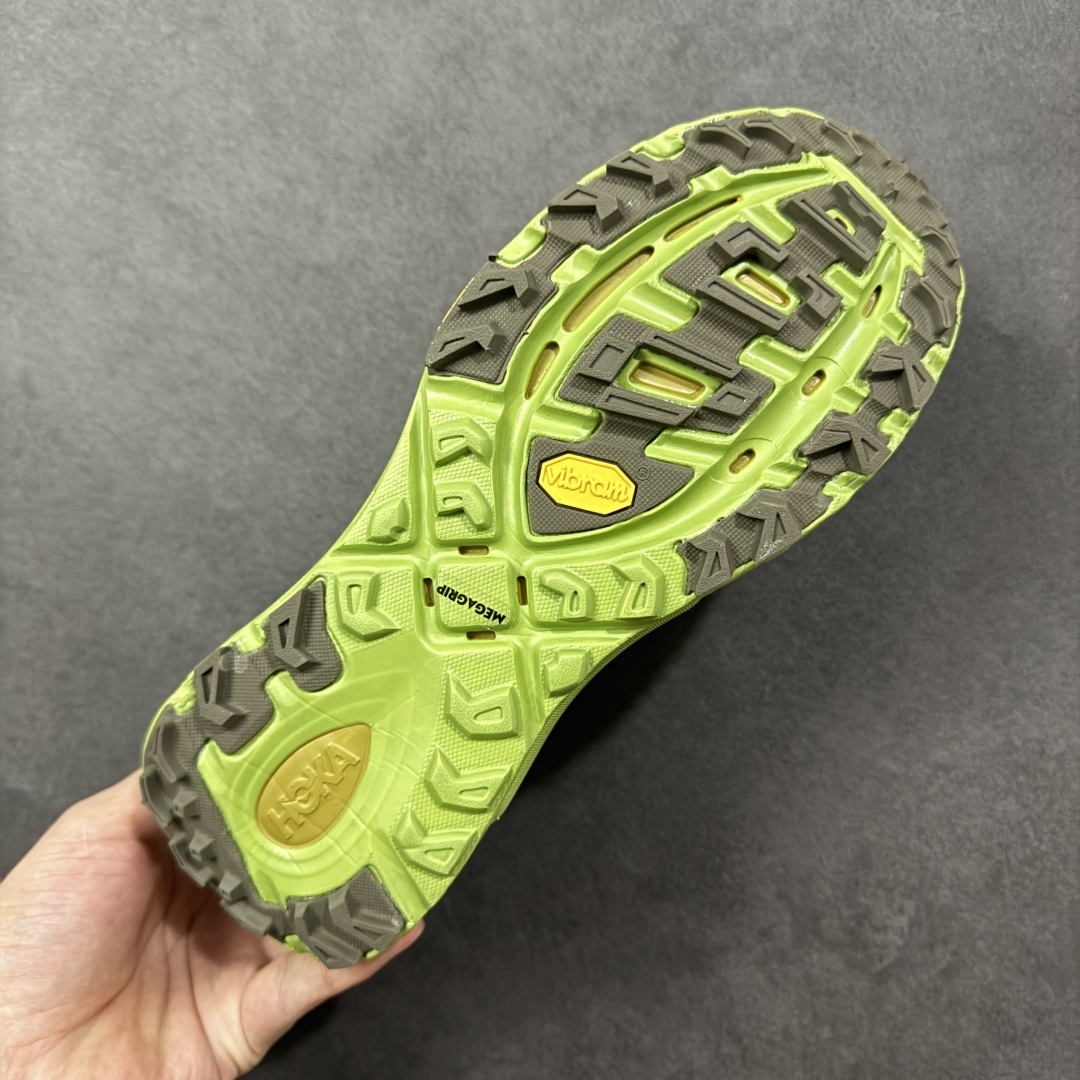 图片[9]-【福利跑量版】HOKA ONE ONE Mafate Speed 2 Low 玛法特2代系列低帮轻量户外越野休闲运动慢跑鞋 HOKA ONE ONE 最近推出了一个胶囊系列 Origin Story 这个系列里的 Mafate Speed 2 可以说让我日思夜想有一阵子了 最近终于拔草 让我来分享一下这双也是上脚赞到爆的越野跑鞋吧 以阿尔卑斯山脉作为主题将亮黄色与蓝色调覆盖在这经典轮廓之上 配色的呈现效果相当亮眼 以至于很多人买这个配色是用来日常搭配的 鞋面采用超轻的无缝架构 轻薄的TPU贴在透气的鞋面材料上 减轻重量同时也保证了支撑性 鞋底则采用滚动平衡技术 引导跑者回归自然步态 祖传的神奇EVA材质中底依旧是一如既往地表现优秀 能提供充足的缓震 作为HOKA家的越野跑鞋 VIBRAM 橡胶大底也是必不可少的 即便在复杂湿滑的地形 依旧能有良好的抓地力及稳定性 鞋带采用了弹性不易松脱的扁宽弹性鞋带 前掌与中掌部分也进行了加宽 也更加适合亚洲人的脚型 是一款十分全面且足够强悍的户外硬核越野鞋 而这双极其亮眼的越野跑鞋恰好又是在江山一百中参赛的UTMB冠军 Ludovic POMMERET 夺冠时穿着的战靴 这就让它变得更加有吸引力了 用来日常搭配的话短裤是基本不挑 长裤我个人推荐阔腿裤 工装裤以及各种长筒牛仔裤都可以 尺码：36 36.5 37.5 38 38.5 39 40 40.5 41 42 42.5 43 44 44.5 45-选品中心