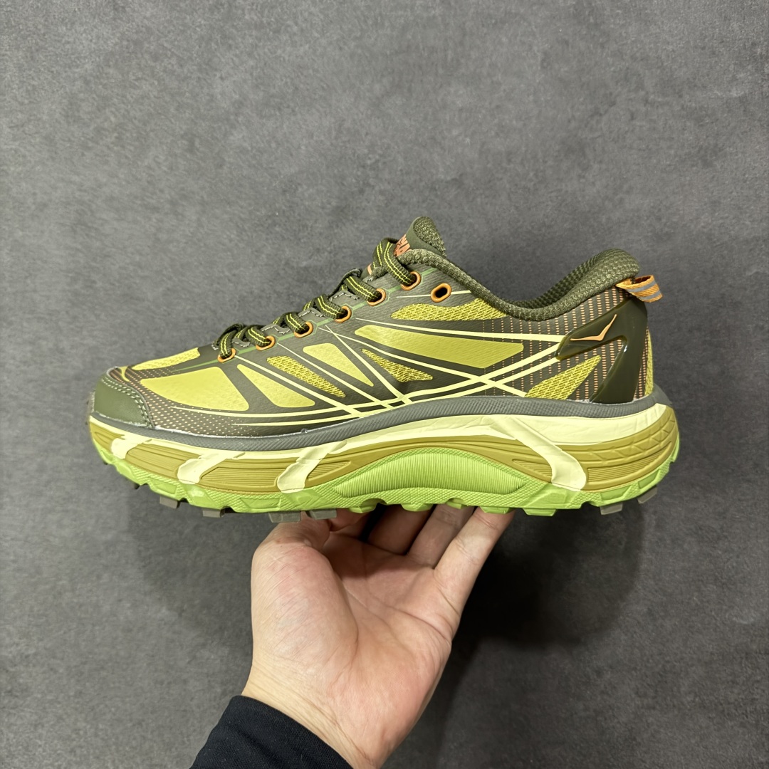 图片[2]-【福利跑量版】HOKA ONE ONE Mafate Speed 2 Low 玛法特2代系列低帮轻量户外越野休闲运动慢跑鞋 HOKA ONE ONE 最近推出了一个胶囊系列 Origin Story 这个系列里的 Mafate Speed 2 可以说让我日思夜想有一阵子了 最近终于拔草 让我来分享一下这双也是上脚赞到爆的越野跑鞋吧 以阿尔卑斯山脉作为主题将亮黄色与蓝色调覆盖在这经典轮廓之上 配色的呈现效果相当亮眼 以至于很多人买这个配色是用来日常搭配的 鞋面采用超轻的无缝架构 轻薄的TPU贴在透气的鞋面材料上 减轻重量同时也保证了支撑性 鞋底则采用滚动平衡技术 引导跑者回归自然步态 祖传的神奇EVA材质中底依旧是一如既往地表现优秀 能提供充足的缓震 作为HOKA家的越野跑鞋 VIBRAM 橡胶大底也是必不可少的 即便在复杂湿滑的地形 依旧能有良好的抓地力及稳定性 鞋带采用了弹性不易松脱的扁宽弹性鞋带 前掌与中掌部分也进行了加宽 也更加适合亚洲人的脚型 是一款十分全面且足够强悍的户外硬核越野鞋 而这双极其亮眼的越野跑鞋恰好又是在江山一百中参赛的UTMB冠军 Ludovic POMMERET 夺冠时穿着的战靴 这就让它变得更加有吸引力了 用来日常搭配的话短裤是基本不挑 长裤我个人推荐阔腿裤 工装裤以及各种长筒牛仔裤都可以 尺码：36 36.5 37.5 38 38.5 39 40 40.5 41 42 42.5 43 44 44.5 45-选品中心