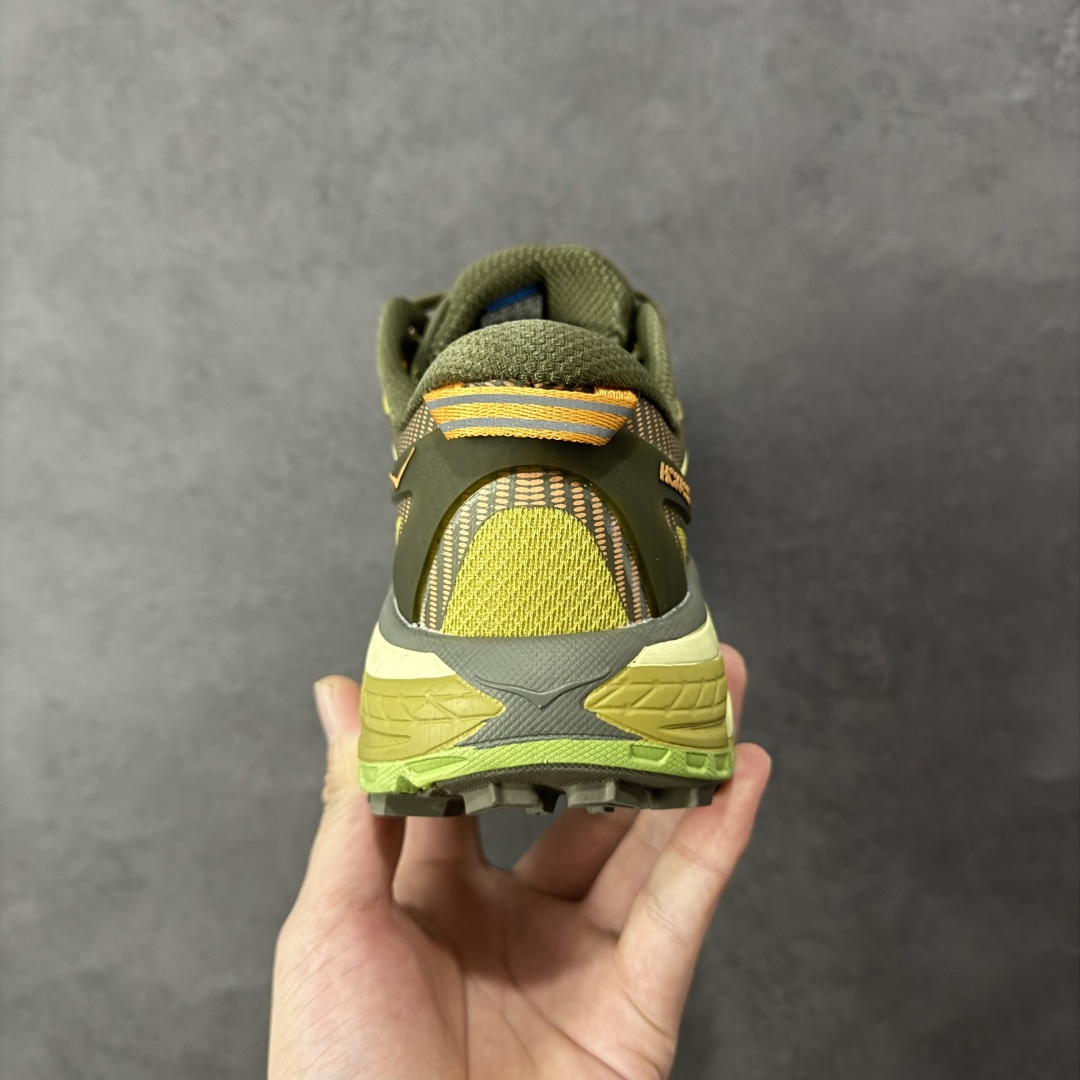 图片[4]-【福利跑量版】HOKA ONE ONE Mafate Speed 2 Low 玛法特2代系列低帮轻量户外越野休闲运动慢跑鞋 HOKA ONE ONE 最近推出了一个胶囊系列 Origin Story 这个系列里的 Mafate Speed 2 可以说让我日思夜想有一阵子了 最近终于拔草 让我来分享一下这双也是上脚赞到爆的越野跑鞋吧 以阿尔卑斯山脉作为主题将亮黄色与蓝色调覆盖在这经典轮廓之上 配色的呈现效果相当亮眼 以至于很多人买这个配色是用来日常搭配的 鞋面采用超轻的无缝架构 轻薄的TPU贴在透气的鞋面材料上 减轻重量同时也保证了支撑性 鞋底则采用滚动平衡技术 引导跑者回归自然步态 祖传的神奇EVA材质中底依旧是一如既往地表现优秀 能提供充足的缓震 作为HOKA家的越野跑鞋 VIBRAM 橡胶大底也是必不可少的 即便在复杂湿滑的地形 依旧能有良好的抓地力及稳定性 鞋带采用了弹性不易松脱的扁宽弹性鞋带 前掌与中掌部分也进行了加宽 也更加适合亚洲人的脚型 是一款十分全面且足够强悍的户外硬核越野鞋 而这双极其亮眼的越野跑鞋恰好又是在江山一百中参赛的UTMB冠军 Ludovic POMMERET 夺冠时穿着的战靴 这就让它变得更加有吸引力了 用来日常搭配的话短裤是基本不挑 长裤我个人推荐阔腿裤 工装裤以及各种长筒牛仔裤都可以 尺码：36 36.5 37.5 38 38.5 39 40 40.5 41 42 42.5 43 44 44.5 45-选品中心