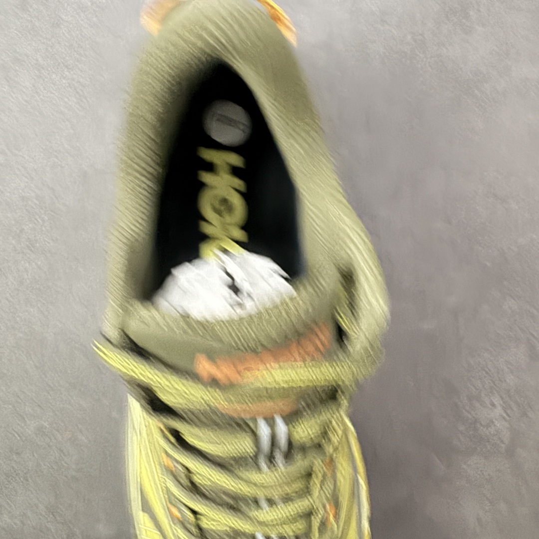 图片[7]-【福利跑量版】HOKA ONE ONE Mafate Speed 2 Low 玛法特2代系列低帮轻量户外越野休闲运动慢跑鞋 HOKA ONE ONE 最近推出了一个胶囊系列 Origin Story 这个系列里的 Mafate Speed 2 可以说让我日思夜想有一阵子了 最近终于拔草 让我来分享一下这双也是上脚赞到爆的越野跑鞋吧 以阿尔卑斯山脉作为主题将亮黄色与蓝色调覆盖在这经典轮廓之上 配色的呈现效果相当亮眼 以至于很多人买这个配色是用来日常搭配的 鞋面采用超轻的无缝架构 轻薄的TPU贴在透气的鞋面材料上 减轻重量同时也保证了支撑性 鞋底则采用滚动平衡技术 引导跑者回归自然步态 祖传的神奇EVA材质中底依旧是一如既往地表现优秀 能提供充足的缓震 作为HOKA家的越野跑鞋 VIBRAM 橡胶大底也是必不可少的 即便在复杂湿滑的地形 依旧能有良好的抓地力及稳定性 鞋带采用了弹性不易松脱的扁宽弹性鞋带 前掌与中掌部分也进行了加宽 也更加适合亚洲人的脚型 是一款十分全面且足够强悍的户外硬核越野鞋 而这双极其亮眼的越野跑鞋恰好又是在江山一百中参赛的UTMB冠军 Ludovic POMMERET 夺冠时穿着的战靴 这就让它变得更加有吸引力了 用来日常搭配的话短裤是基本不挑 长裤我个人推荐阔腿裤 工装裤以及各种长筒牛仔裤都可以 尺码：36 36.5 37.5 38 38.5 39 40 40.5 41 42 42.5 43 44 44.5 45-选品中心