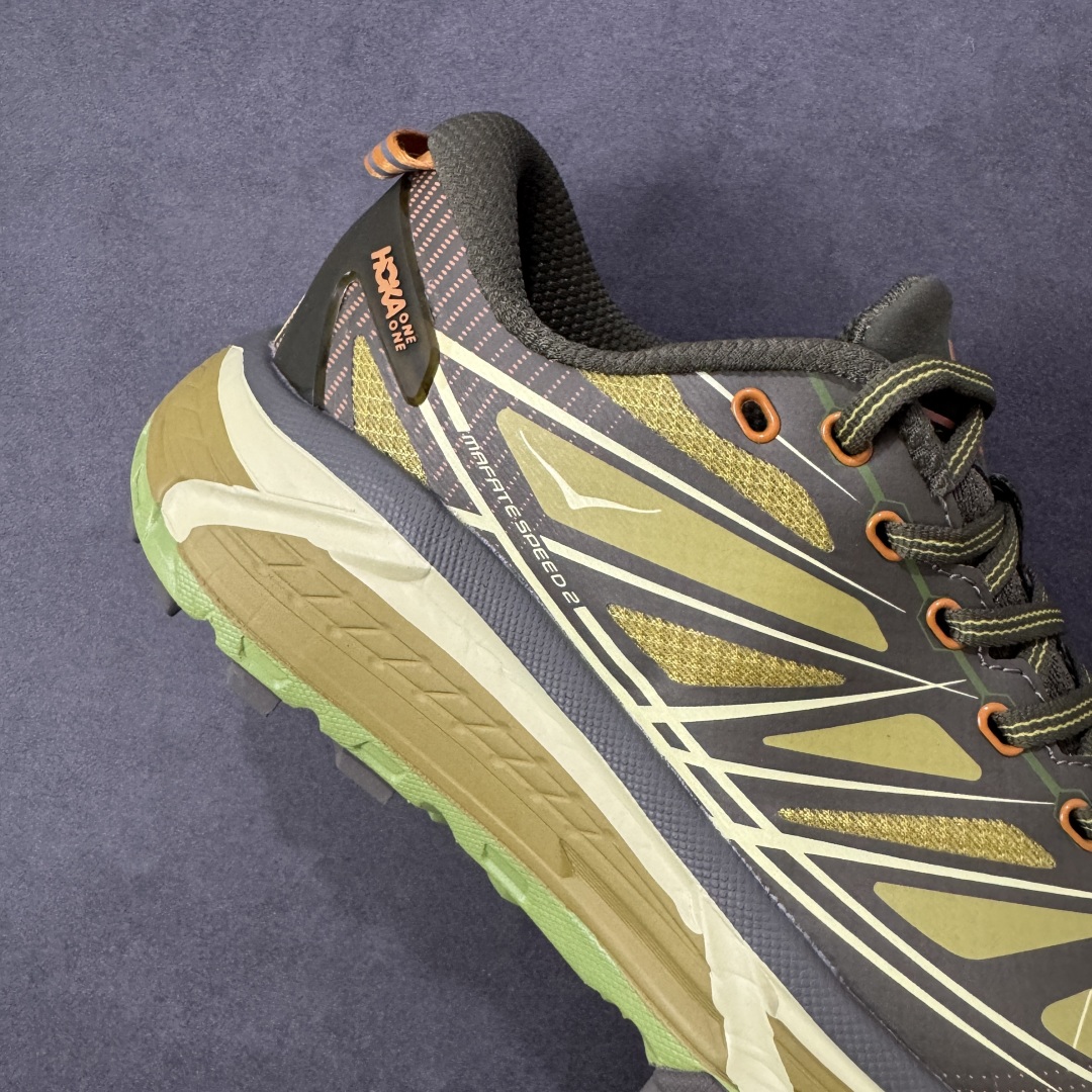 图片[6]-【福利跑量版】HOKA ONE ONE Mafate Speed 2 Low 玛法特2代系列低帮轻量户外越野休闲运动慢跑鞋 HOKA ONE ONE 最近推出了一个胶囊系列 Origin Story 这个系列里的 Mafate Speed 2 可以说让我日思夜想有一阵子了 最近终于拔草 让我来分享一下这双也是上脚赞到爆的越野跑鞋吧 以阿尔卑斯山脉作为主题将亮黄色与蓝色调覆盖在这经典轮廓之上 配色的呈现效果相当亮眼 以至于很多人买这个配色是用来日常搭配的 鞋面采用超轻的无缝架构 轻薄的TPU贴在透气的鞋面材料上 减轻重量同时也保证了支撑性 鞋底则采用滚动平衡技术 引导跑者回归自然步态 祖传的神奇EVA材质中底依旧是一如既往地表现优秀 能提供充足的缓震 作为HOKA家的越野跑鞋 VIBRAM 橡胶大底也是必不可少的 即便在复杂湿滑的地形 依旧能有良好的抓地力及稳定性 鞋带采用了弹性不易松脱的扁宽弹性鞋带 前掌与中掌部分也进行了加宽 也更加适合亚洲人的脚型 是一款十分全面且足够强悍的户外硬核越野鞋 而这双极其亮眼的越野跑鞋恰好又是在江山一百中参赛的UTMB冠军 Ludovic POMMERET 夺冠时穿着的战靴 这就让它变得更加有吸引力了 用来日常搭配的话短裤是基本不挑 长裤我个人推荐阔腿裤 工装裤以及各种长筒牛仔裤都可以 尺码：36 36.5 37.5 38 38.5 39 40 40.5 41 42 42.5 43 44 44.5 45-选品中心