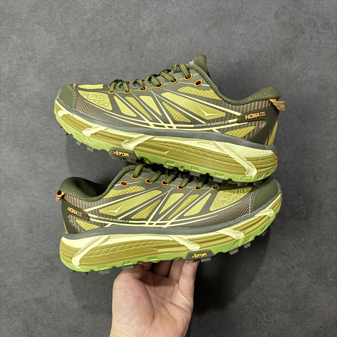 图片[5]-【福利跑量版】HOKA ONE ONE Mafate Speed 2 Low 玛法特2代系列低帮轻量户外越野休闲运动慢跑鞋 HOKA ONE ONE 最近推出了一个胶囊系列 Origin Story 这个系列里的 Mafate Speed 2 可以说让我日思夜想有一阵子了 最近终于拔草 让我来分享一下这双也是上脚赞到爆的越野跑鞋吧 以阿尔卑斯山脉作为主题将亮黄色与蓝色调覆盖在这经典轮廓之上 配色的呈现效果相当亮眼 以至于很多人买这个配色是用来日常搭配的 鞋面采用超轻的无缝架构 轻薄的TPU贴在透气的鞋面材料上 减轻重量同时也保证了支撑性 鞋底则采用滚动平衡技术 引导跑者回归自然步态 祖传的神奇EVA材质中底依旧是一如既往地表现优秀 能提供充足的缓震 作为HOKA家的越野跑鞋 VIBRAM 橡胶大底也是必不可少的 即便在复杂湿滑的地形 依旧能有良好的抓地力及稳定性 鞋带采用了弹性不易松脱的扁宽弹性鞋带 前掌与中掌部分也进行了加宽 也更加适合亚洲人的脚型 是一款十分全面且足够强悍的户外硬核越野鞋 而这双极其亮眼的越野跑鞋恰好又是在江山一百中参赛的UTMB冠军 Ludovic POMMERET 夺冠时穿着的战靴 这就让它变得更加有吸引力了 用来日常搭配的话短裤是基本不挑 长裤我个人推荐阔腿裤 工装裤以及各种长筒牛仔裤都可以 尺码：36 36.5 37.5 38 38.5 39 40 40.5 41 42 42.5 43 44 44.5 45-选品中心
