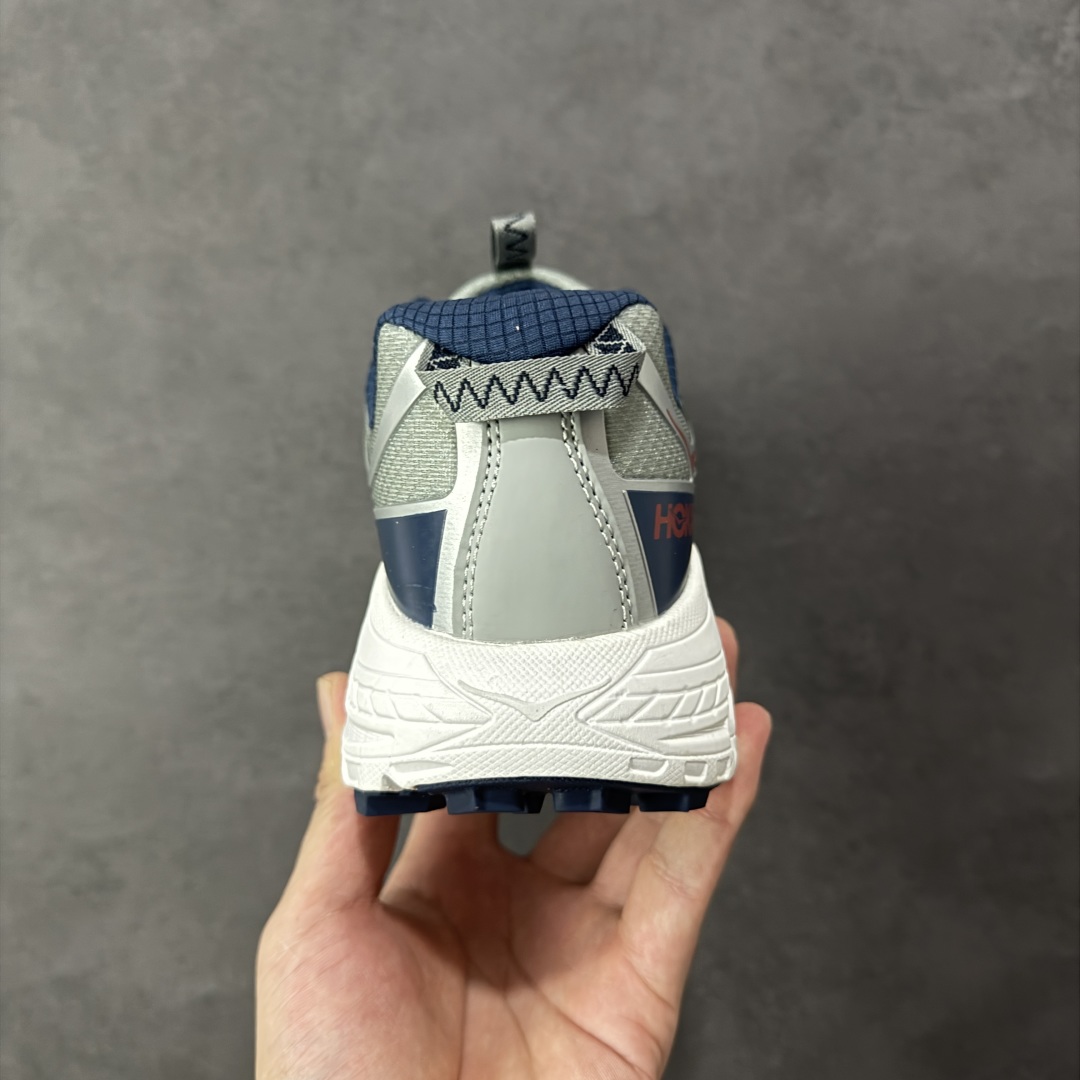 图片[4]-【福利跑量版】HOKA ONE ONE Mafate Speed 2 Low 玛法特2代系列低帮轻量户外越野休闲运动慢跑鞋 HOKA ONE ONE 最近推出了一个胶囊系列 Origin Story 这个系列里的 Mafate Speed 2 可以说让我日思夜想有一阵子了 最近终于拔草 让我来分享一下这双也是上脚赞到爆的越野跑鞋吧 以阿尔卑斯山脉作为主题将亮黄色与蓝色调覆盖在这经典轮廓之上 配色的呈现效果相当亮眼 以至于很多人买这个配色是用来日常搭配的 鞋面采用超轻的无缝架构 轻薄的TPU贴在透气的鞋面材料上 减轻重量同时也保证了支撑性 鞋底则采用滚动平衡技术 引导跑者回归自然步态 祖传的神奇EVA材质中底依旧是一如既往地表现优秀 能提供充足的缓震 作为HOKA家的越野跑鞋 VIBRAM 橡胶大底也是必不可少的 即便在复杂湿滑的地形 依旧能有良好的抓地力及稳定性 鞋带采用了弹性不易松脱的扁宽弹性鞋带 前掌与中掌部分也进行了加宽 也更加适合亚洲人的脚型 是一款十分全面且足够强悍的户外硬核越野鞋 而这双极其亮眼的越野跑鞋恰好又是在江山一百中参赛的UTMB冠军 Ludovic POMMERET 夺冠时穿着的战靴 这就让它变得更加有吸引力了 用来日常搭配的话短裤是基本不挑 长裤我个人推荐阔腿裤 工装裤以及各种长筒牛仔裤都可以 尺码：36 36.5 37.5 38 38.5 39 40 40.5 41 42 42.5 43 44 44.5 45-选品中心