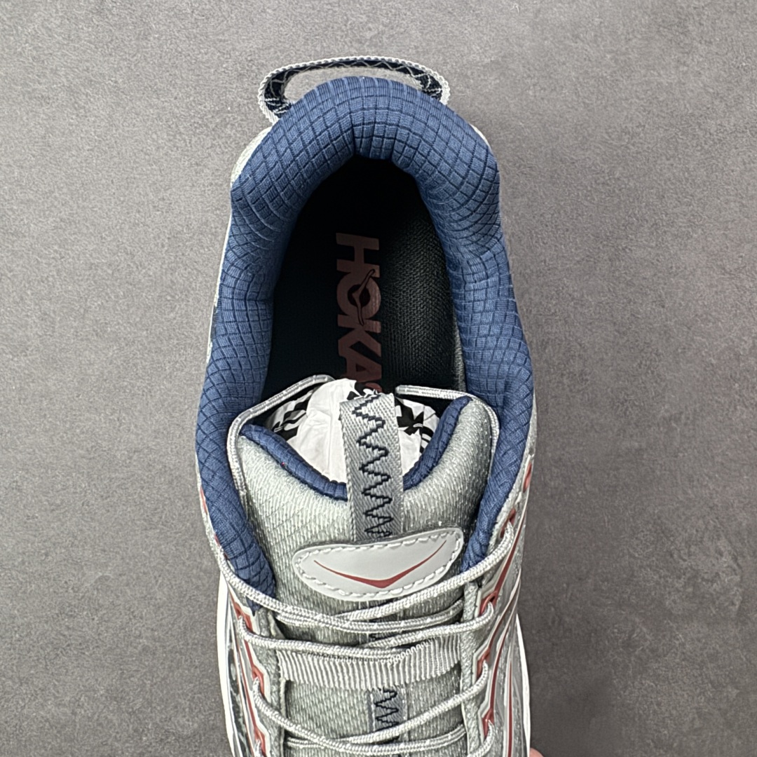 图片[7]-【福利跑量版】HOKA ONE ONE Mafate Speed 2 Low 玛法特2代系列低帮轻量户外越野休闲运动慢跑鞋 HOKA ONE ONE 最近推出了一个胶囊系列 Origin Story 这个系列里的 Mafate Speed 2 可以说让我日思夜想有一阵子了 最近终于拔草 让我来分享一下这双也是上脚赞到爆的越野跑鞋吧 以阿尔卑斯山脉作为主题将亮黄色与蓝色调覆盖在这经典轮廓之上 配色的呈现效果相当亮眼 以至于很多人买这个配色是用来日常搭配的 鞋面采用超轻的无缝架构 轻薄的TPU贴在透气的鞋面材料上 减轻重量同时也保证了支撑性 鞋底则采用滚动平衡技术 引导跑者回归自然步态 祖传的神奇EVA材质中底依旧是一如既往地表现优秀 能提供充足的缓震 作为HOKA家的越野跑鞋 VIBRAM 橡胶大底也是必不可少的 即便在复杂湿滑的地形 依旧能有良好的抓地力及稳定性 鞋带采用了弹性不易松脱的扁宽弹性鞋带 前掌与中掌部分也进行了加宽 也更加适合亚洲人的脚型 是一款十分全面且足够强悍的户外硬核越野鞋 而这双极其亮眼的越野跑鞋恰好又是在江山一百中参赛的UTMB冠军 Ludovic POMMERET 夺冠时穿着的战靴 这就让它变得更加有吸引力了 用来日常搭配的话短裤是基本不挑 长裤我个人推荐阔腿裤 工装裤以及各种长筒牛仔裤都可以 尺码：36 36.5 37.5 38 38.5 39 40 40.5 41 42 42.5 43 44 44.5 45-选品中心