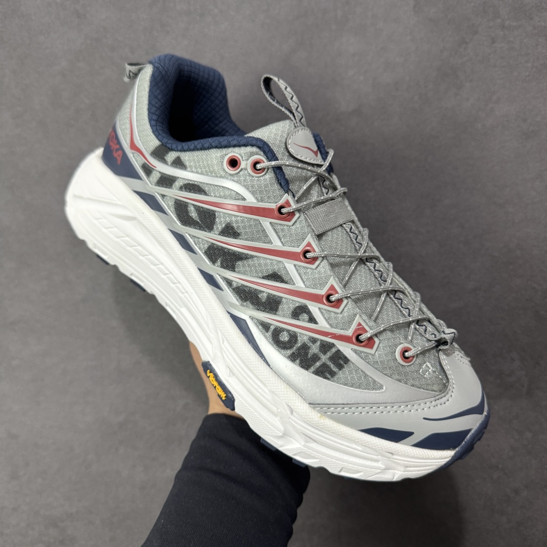 图片[3]-【福利跑量版】HOKA ONE ONE Mafate Speed 2 Low 玛法特2代系列低帮轻量户外越野休闲运动慢跑鞋 HOKA ONE ONE 最近推出了一个胶囊系列 Origin Story 这个系列里的 Mafate Speed 2 可以说让我日思夜想有一阵子了 最近终于拔草 让我来分享一下这双也是上脚赞到爆的越野跑鞋吧 以阿尔卑斯山脉作为主题将亮黄色与蓝色调覆盖在这经典轮廓之上 配色的呈现效果相当亮眼 以至于很多人买这个配色是用来日常搭配的 鞋面采用超轻的无缝架构 轻薄的TPU贴在透气的鞋面材料上 减轻重量同时也保证了支撑性 鞋底则采用滚动平衡技术 引导跑者回归自然步态 祖传的神奇EVA材质中底依旧是一如既往地表现优秀 能提供充足的缓震 作为HOKA家的越野跑鞋 VIBRAM 橡胶大底也是必不可少的 即便在复杂湿滑的地形 依旧能有良好的抓地力及稳定性 鞋带采用了弹性不易松脱的扁宽弹性鞋带 前掌与中掌部分也进行了加宽 也更加适合亚洲人的脚型 是一款十分全面且足够强悍的户外硬核越野鞋 而这双极其亮眼的越野跑鞋恰好又是在江山一百中参赛的UTMB冠军 Ludovic POMMERET 夺冠时穿着的战靴 这就让它变得更加有吸引力了 用来日常搭配的话短裤是基本不挑 长裤我个人推荐阔腿裤 工装裤以及各种长筒牛仔裤都可以 尺码：36 36.5 37.5 38 38.5 39 40 40.5 41 42 42.5 43 44 44.5 45-选品中心