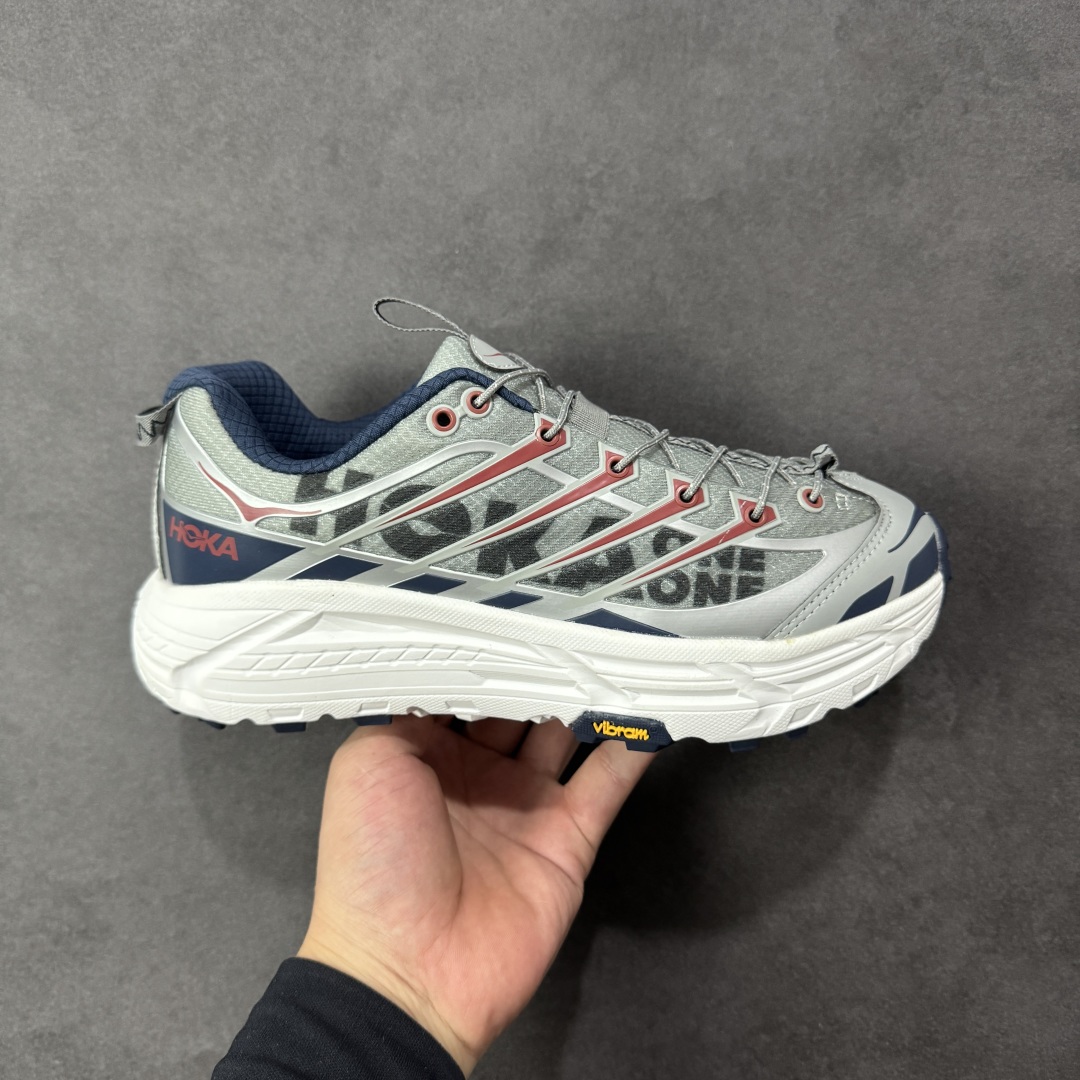 【福利跑量版】HOKA ONE ONE Mafate Speed 2 Low 玛法特2代系列低帮轻量户外越野休闲运动慢跑鞋 HOKA ONE ONE 最近推出了一个胶囊系列 Origin Story 这个系列里的 Mafate Speed 2 可以说让我日思夜想有一阵子了 最近终于拔草 让我来分享一下这双也是上脚赞到爆的越野跑鞋吧 以阿尔卑斯山脉作为主题将亮黄色与蓝色调覆盖在这经典轮廓之上 配色的呈现效果相当亮眼 以至于很多人买这个配色是用来日常搭配的 鞋面采用超轻的无缝架构 轻薄的TPU贴在透气的鞋面材料上 减轻重量同时也保证了支撑性 鞋底则采用滚动平衡技术 引导跑者回归自然步态 祖传的神奇EVA材质中底依旧是一如既往地表现优秀 能提供充足的缓震 作为HOKA家的越野跑鞋 VIBRAM 橡胶大底也是必不可少的 即便在复杂湿滑的地形 依旧能有良好的抓地力及稳定性 鞋带采用了弹性不易松脱的扁宽弹性鞋带 前掌与中掌部分也进行了加宽 也更加适合亚洲人的脚型 是一款十分全面且足够强悍的户外硬核越野鞋 而这双极其亮眼的越野跑鞋恰好又是在江山一百中参赛的UTMB冠军 Ludovic POMMERET 夺冠时穿着的战靴 这就让它变得更加有吸引力了 用来日常搭配的话短裤是基本不挑 长裤我个人推荐阔腿裤 工装裤以及各种长筒牛仔裤都可以 尺码:36 36.5 37.5 38 38.5 39 40 40.5 41 42 42.5 43 44 44.5 45-选品中心