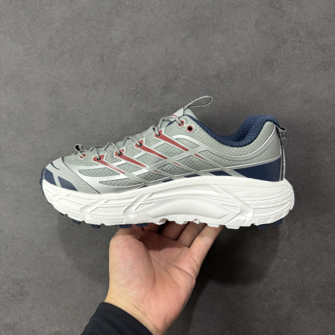 图片[2]-【福利跑量版】HOKA ONE ONE Mafate Speed 2 Low 玛法特2代系列低帮轻量户外越野休闲运动慢跑鞋 HOKA ONE ONE 最近推出了一个胶囊系列 Origin Story 这个系列里的 Mafate Speed 2 可以说让我日思夜想有一阵子了 最近终于拔草 让我来分享一下这双也是上脚赞到爆的越野跑鞋吧 以阿尔卑斯山脉作为主题将亮黄色与蓝色调覆盖在这经典轮廓之上 配色的呈现效果相当亮眼 以至于很多人买这个配色是用来日常搭配的 鞋面采用超轻的无缝架构 轻薄的TPU贴在透气的鞋面材料上 减轻重量同时也保证了支撑性 鞋底则采用滚动平衡技术 引导跑者回归自然步态 祖传的神奇EVA材质中底依旧是一如既往地表现优秀 能提供充足的缓震 作为HOKA家的越野跑鞋 VIBRAM 橡胶大底也是必不可少的 即便在复杂湿滑的地形 依旧能有良好的抓地力及稳定性 鞋带采用了弹性不易松脱的扁宽弹性鞋带 前掌与中掌部分也进行了加宽 也更加适合亚洲人的脚型 是一款十分全面且足够强悍的户外硬核越野鞋 而这双极其亮眼的越野跑鞋恰好又是在江山一百中参赛的UTMB冠军 Ludovic POMMERET 夺冠时穿着的战靴 这就让它变得更加有吸引力了 用来日常搭配的话短裤是基本不挑 长裤我个人推荐阔腿裤 工装裤以及各种长筒牛仔裤都可以 尺码：36 36.5 37.5 38 38.5 39 40 40.5 41 42 42.5 43 44 44.5 45-选品中心