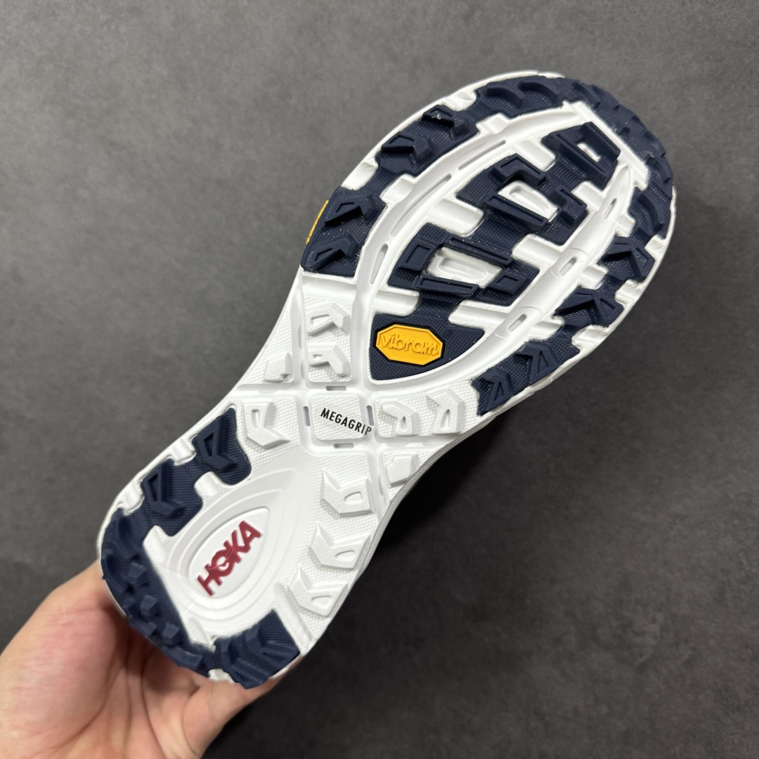 图片[9]-【福利跑量版】HOKA ONE ONE Mafate Speed 2 Low 玛法特2代系列低帮轻量户外越野休闲运动慢跑鞋 HOKA ONE ONE 最近推出了一个胶囊系列 Origin Story 这个系列里的 Mafate Speed 2 可以说让我日思夜想有一阵子了 最近终于拔草 让我来分享一下这双也是上脚赞到爆的越野跑鞋吧 以阿尔卑斯山脉作为主题将亮黄色与蓝色调覆盖在这经典轮廓之上 配色的呈现效果相当亮眼 以至于很多人买这个配色是用来日常搭配的 鞋面采用超轻的无缝架构 轻薄的TPU贴在透气的鞋面材料上 减轻重量同时也保证了支撑性 鞋底则采用滚动平衡技术 引导跑者回归自然步态 祖传的神奇EVA材质中底依旧是一如既往地表现优秀 能提供充足的缓震 作为HOKA家的越野跑鞋 VIBRAM 橡胶大底也是必不可少的 即便在复杂湿滑的地形 依旧能有良好的抓地力及稳定性 鞋带采用了弹性不易松脱的扁宽弹性鞋带 前掌与中掌部分也进行了加宽 也更加适合亚洲人的脚型 是一款十分全面且足够强悍的户外硬核越野鞋 而这双极其亮眼的越野跑鞋恰好又是在江山一百中参赛的UTMB冠军 Ludovic POMMERET 夺冠时穿着的战靴 这就让它变得更加有吸引力了 用来日常搭配的话短裤是基本不挑 长裤我个人推荐阔腿裤 工装裤以及各种长筒牛仔裤都可以 尺码：36 36.5 37.5 38 38.5 39 40 40.5 41 42 42.5 43 44 44.5 45-选品中心