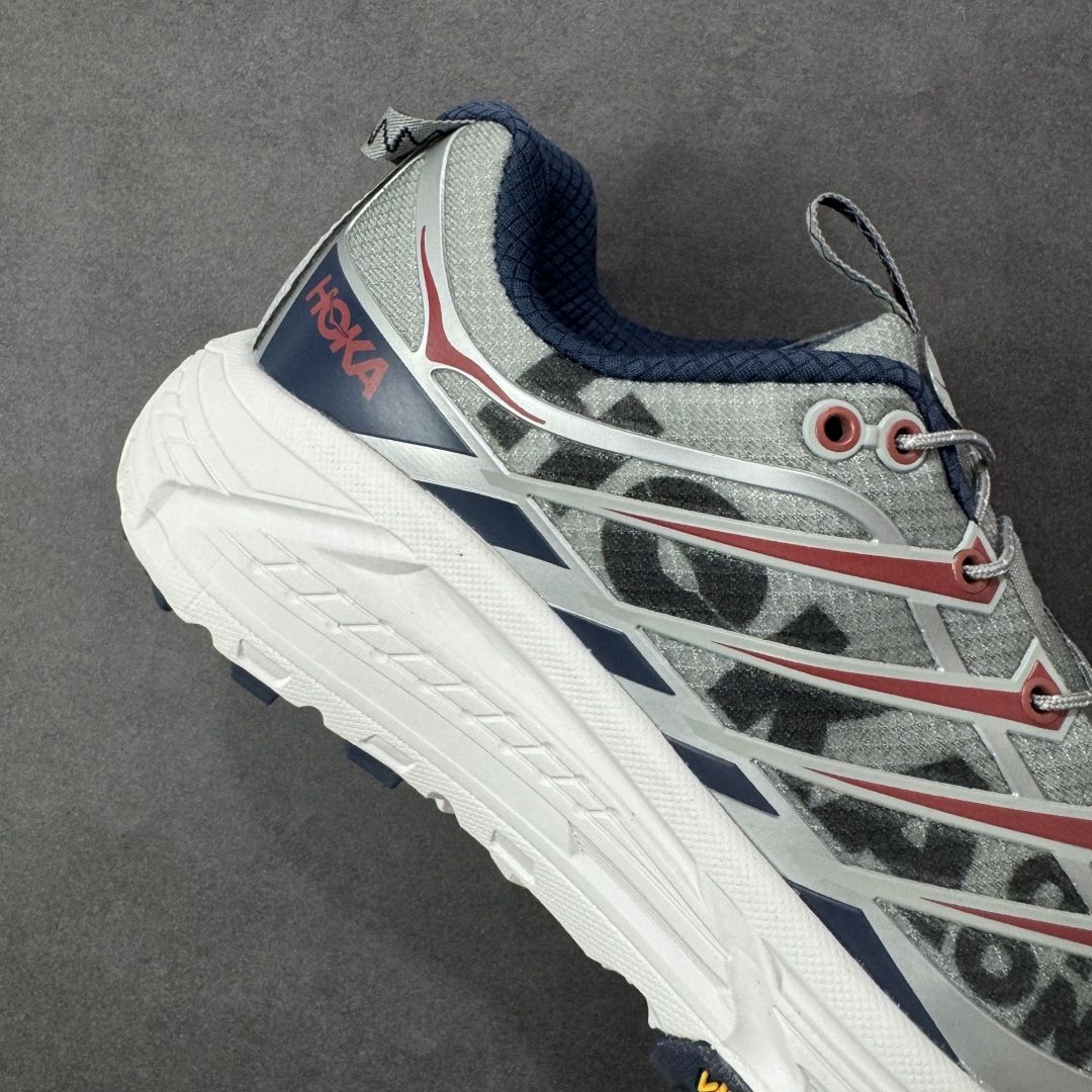 图片[6]-【福利跑量版】HOKA ONE ONE Mafate Speed 2 Low 玛法特2代系列低帮轻量户外越野休闲运动慢跑鞋 HOKA ONE ONE 最近推出了一个胶囊系列 Origin Story 这个系列里的 Mafate Speed 2 可以说让我日思夜想有一阵子了 最近终于拔草 让我来分享一下这双也是上脚赞到爆的越野跑鞋吧 以阿尔卑斯山脉作为主题将亮黄色与蓝色调覆盖在这经典轮廓之上 配色的呈现效果相当亮眼 以至于很多人买这个配色是用来日常搭配的 鞋面采用超轻的无缝架构 轻薄的TPU贴在透气的鞋面材料上 减轻重量同时也保证了支撑性 鞋底则采用滚动平衡技术 引导跑者回归自然步态 祖传的神奇EVA材质中底依旧是一如既往地表现优秀 能提供充足的缓震 作为HOKA家的越野跑鞋 VIBRAM 橡胶大底也是必不可少的 即便在复杂湿滑的地形 依旧能有良好的抓地力及稳定性 鞋带采用了弹性不易松脱的扁宽弹性鞋带 前掌与中掌部分也进行了加宽 也更加适合亚洲人的脚型 是一款十分全面且足够强悍的户外硬核越野鞋 而这双极其亮眼的越野跑鞋恰好又是在江山一百中参赛的UTMB冠军 Ludovic POMMERET 夺冠时穿着的战靴 这就让它变得更加有吸引力了 用来日常搭配的话短裤是基本不挑 长裤我个人推荐阔腿裤 工装裤以及各种长筒牛仔裤都可以 尺码：36 36.5 37.5 38 38.5 39 40 40.5 41 42 42.5 43 44 44.5 45-选品中心