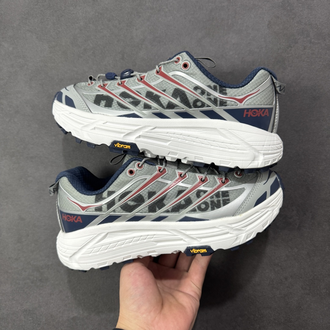 图片[6]-【福利跑量版】HOKA ONE ONE Mafate Speed 2 Low 玛法特2代系列低帮轻量户外越野休闲运动慢跑鞋 HOKA ONE ONE 最近推出了一个胶囊系列 Origin Story 这个系列里的 Mafate Speed 2 可以说让我日思夜想有一阵子了 最近终于拔草 让我来分享一下这双也是上脚赞到爆的越野跑鞋吧 以阿尔卑斯山脉作为主题将亮黄色与蓝色调覆盖在这经典轮廓之上 配色的呈现效果相当亮眼 以至于很多人买这个配色是用来日常搭配的 鞋面采用超轻的无缝架构 轻薄的TPU贴在透气的鞋面材料上 减轻重量同时也保证了支撑性 鞋底则采用滚动平衡技术 引导跑者回归自然步态 祖传的神奇EVA材质中底依旧是一如既往地表现优秀 能提供充足的缓震 作为HOKA家的越野跑鞋 VIBRAM 橡胶大底也是必不可少的 即便在复杂湿滑的地形 依旧能有良好的抓地力及稳定性 鞋带采用了弹性不易松脱的扁宽弹性鞋带 前掌与中掌部分也进行了加宽 也更加适合亚洲人的脚型 是一款十分全面且足够强悍的户外硬核越野鞋 而这双极其亮眼的越野跑鞋恰好又是在江山一百中参赛的UTMB冠军 Ludovic POMMERET 夺冠时穿着的战靴 这就让它变得更加有吸引力了 用来日常搭配的话短裤是基本不挑 长裤我个人推荐阔腿裤 工装裤以及各种长筒牛仔裤都可以 尺码：36 36.5 37.5 38 38.5 39 40 40.5 41 42 42.5 43 44 44.5 45-选品中心