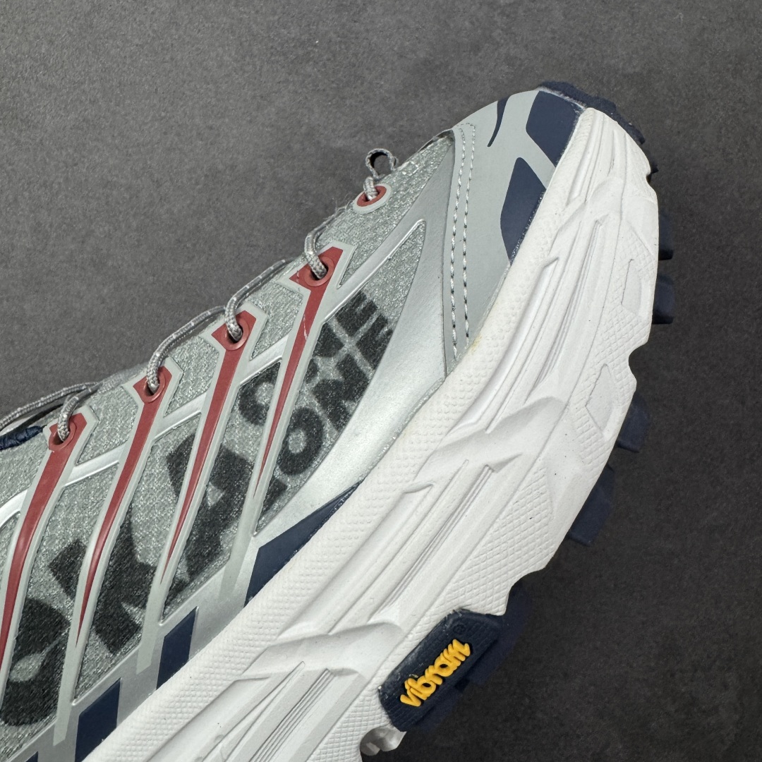 图片[5]-【福利跑量版】HOKA ONE ONE Mafate Speed 2 Low 玛法特2代系列低帮轻量户外越野休闲运动慢跑鞋 HOKA ONE ONE 最近推出了一个胶囊系列 Origin Story 这个系列里的 Mafate Speed 2 可以说让我日思夜想有一阵子了 最近终于拔草 让我来分享一下这双也是上脚赞到爆的越野跑鞋吧 以阿尔卑斯山脉作为主题将亮黄色与蓝色调覆盖在这经典轮廓之上 配色的呈现效果相当亮眼 以至于很多人买这个配色是用来日常搭配的 鞋面采用超轻的无缝架构 轻薄的TPU贴在透气的鞋面材料上 减轻重量同时也保证了支撑性 鞋底则采用滚动平衡技术 引导跑者回归自然步态 祖传的神奇EVA材质中底依旧是一如既往地表现优秀 能提供充足的缓震 作为HOKA家的越野跑鞋 VIBRAM 橡胶大底也是必不可少的 即便在复杂湿滑的地形 依旧能有良好的抓地力及稳定性 鞋带采用了弹性不易松脱的扁宽弹性鞋带 前掌与中掌部分也进行了加宽 也更加适合亚洲人的脚型 是一款十分全面且足够强悍的户外硬核越野鞋 而这双极其亮眼的越野跑鞋恰好又是在江山一百中参赛的UTMB冠军 Ludovic POMMERET 夺冠时穿着的战靴 这就让它变得更加有吸引力了 用来日常搭配的话短裤是基本不挑 长裤我个人推荐阔腿裤 工装裤以及各种长筒牛仔裤都可以 尺码：36 36.5 37.5 38 38.5 39 40 40.5 41 42 42.5 43 44 44.5 45-选品中心