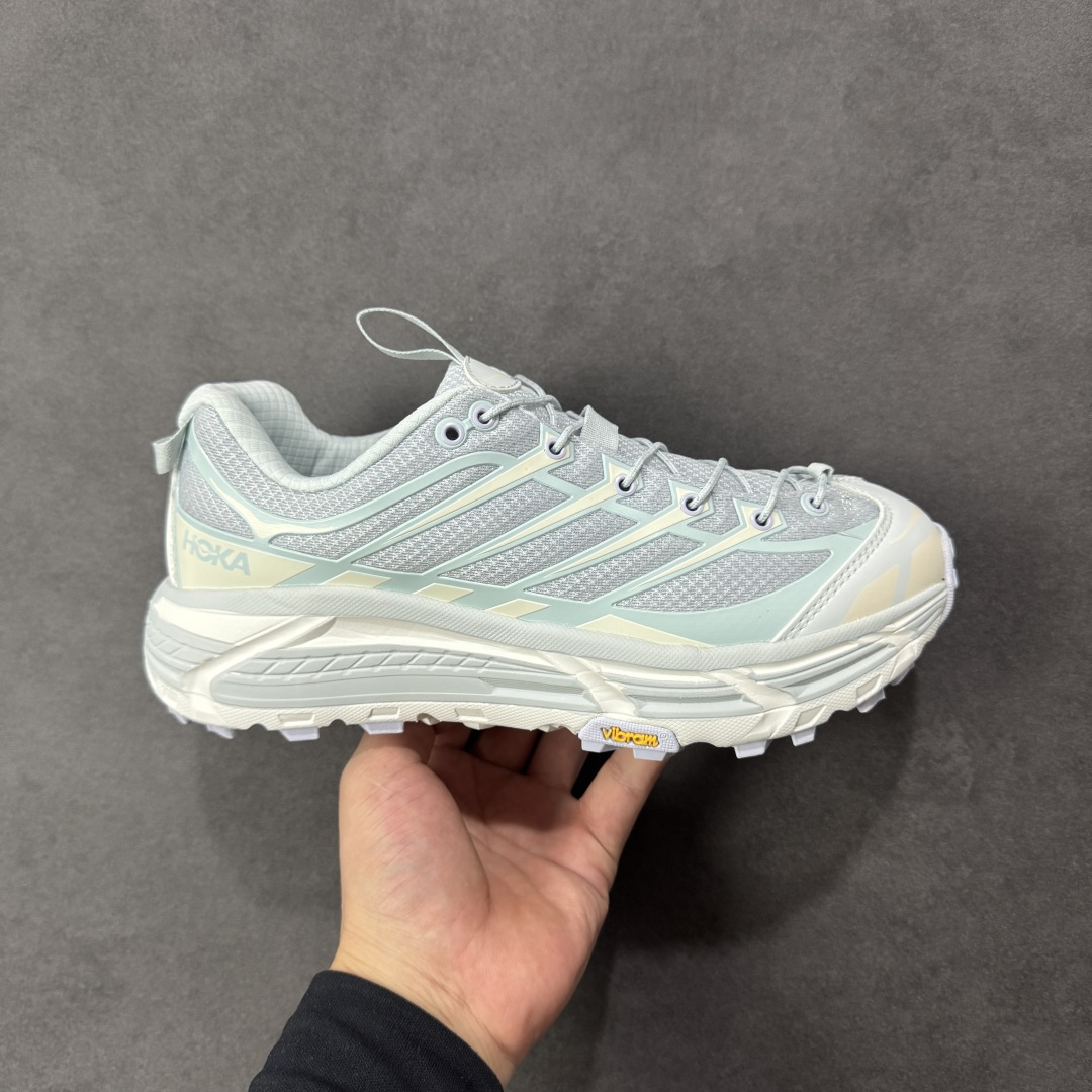 【福利跑量版】HOKA ONE ONE Mafate Speed 2 Low 玛法特2代系列低帮轻量户外越野休闲运动慢跑鞋 HOKA ONE ONE 最近推出了一个胶囊系列 Origin Story 这个系列里的 Mafate Speed 2 可以说让我日思夜想有一阵子了 最近终于拔草 让我来分享一下这双也是上脚赞到爆的越野跑鞋吧 以阿尔卑斯山脉作为主题将亮黄色与蓝色调覆盖在这经典轮廓之上 配色的呈现效果相当亮眼 以至于很多人买这个配色是用来日常搭配的 鞋面采用超轻的无缝架构 轻薄的TPU贴在透气的鞋面材料上 减轻重量同时也保证了支撑性 鞋底则采用滚动平衡技术 引导跑者回归自然步态 祖传的神奇EVA材质中底依旧是一如既往地表现优秀 能提供充足的缓震 作为HOKA家的越野跑鞋 VIBRAM 橡胶大底也是必不可少的 即便在复杂湿滑的地形 依旧能有良好的抓地力及稳定性 鞋带采用了弹性不易松脱的扁宽弹性鞋带 前掌与中掌部分也进行了加宽 也更加适合亚洲人的脚型 是一款十分全面且足够强悍的户外硬核越野鞋 而这双极其亮眼的越野跑鞋恰好又是在江山一百中参赛的UTMB冠军 Ludovic POMMERET 夺冠时穿着的战靴 这就让它变得更加有吸引力了 用来日常搭配的话短裤是基本不挑 长裤我个人推荐阔腿裤 工装裤以及各种长筒牛仔裤都可以 尺码:36 36.5 37.5 38 38.5 39 40 40.5 41 42 42.5 43 44 44.5 45-选品中心