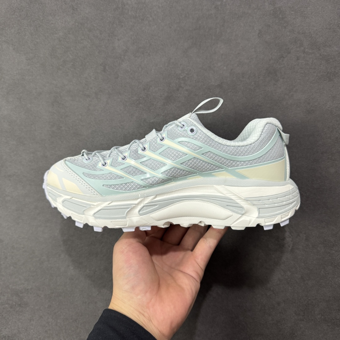 图片[2]-【福利跑量版】HOKA ONE ONE Mafate Speed 2 Low 玛法特2代系列低帮轻量户外越野休闲运动慢跑鞋 HOKA ONE ONE 最近推出了一个胶囊系列 Origin Story 这个系列里的 Mafate Speed 2 可以说让我日思夜想有一阵子了 最近终于拔草 让我来分享一下这双也是上脚赞到爆的越野跑鞋吧 以阿尔卑斯山脉作为主题将亮黄色与蓝色调覆盖在这经典轮廓之上 配色的呈现效果相当亮眼 以至于很多人买这个配色是用来日常搭配的 鞋面采用超轻的无缝架构 轻薄的TPU贴在透气的鞋面材料上 减轻重量同时也保证了支撑性 鞋底则采用滚动平衡技术 引导跑者回归自然步态 祖传的神奇EVA材质中底依旧是一如既往地表现优秀 能提供充足的缓震 作为HOKA家的越野跑鞋 VIBRAM 橡胶大底也是必不可少的 即便在复杂湿滑的地形 依旧能有良好的抓地力及稳定性 鞋带采用了弹性不易松脱的扁宽弹性鞋带 前掌与中掌部分也进行了加宽 也更加适合亚洲人的脚型 是一款十分全面且足够强悍的户外硬核越野鞋 而这双极其亮眼的越野跑鞋恰好又是在江山一百中参赛的UTMB冠军 Ludovic POMMERET 夺冠时穿着的战靴 这就让它变得更加有吸引力了 用来日常搭配的话短裤是基本不挑 长裤我个人推荐阔腿裤 工装裤以及各种长筒牛仔裤都可以 尺码：36 36.5 37.5 38 38.5 39 40 40.5 41 42 42.5 43 44 44.5 45-选品中心