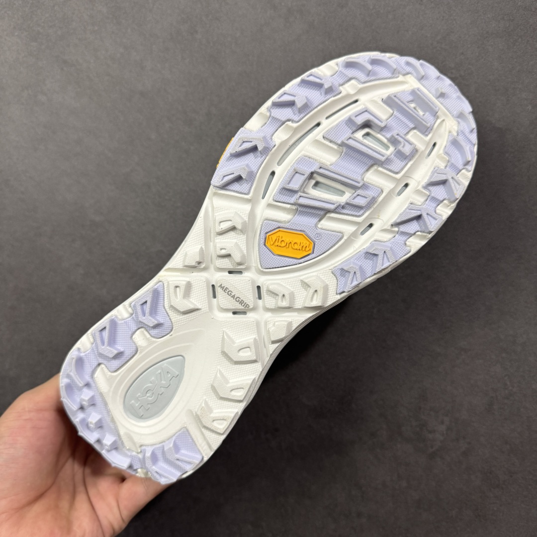 图片[9]-【福利跑量版】HOKA ONE ONE Mafate Speed 2 Low 玛法特2代系列低帮轻量户外越野休闲运动慢跑鞋 HOKA ONE ONE 最近推出了一个胶囊系列 Origin Story 这个系列里的 Mafate Speed 2 可以说让我日思夜想有一阵子了 最近终于拔草 让我来分享一下这双也是上脚赞到爆的越野跑鞋吧 以阿尔卑斯山脉作为主题将亮黄色与蓝色调覆盖在这经典轮廓之上 配色的呈现效果相当亮眼 以至于很多人买这个配色是用来日常搭配的 鞋面采用超轻的无缝架构 轻薄的TPU贴在透气的鞋面材料上 减轻重量同时也保证了支撑性 鞋底则采用滚动平衡技术 引导跑者回归自然步态 祖传的神奇EVA材质中底依旧是一如既往地表现优秀 能提供充足的缓震 作为HOKA家的越野跑鞋 VIBRAM 橡胶大底也是必不可少的 即便在复杂湿滑的地形 依旧能有良好的抓地力及稳定性 鞋带采用了弹性不易松脱的扁宽弹性鞋带 前掌与中掌部分也进行了加宽 也更加适合亚洲人的脚型 是一款十分全面且足够强悍的户外硬核越野鞋 而这双极其亮眼的越野跑鞋恰好又是在江山一百中参赛的UTMB冠军 Ludovic POMMERET 夺冠时穿着的战靴 这就让它变得更加有吸引力了 用来日常搭配的话短裤是基本不挑 长裤我个人推荐阔腿裤 工装裤以及各种长筒牛仔裤都可以 尺码：36 36.5 37.5 38 38.5 39 40 40.5 41 42 42.5 43 44 44.5 45-选品中心